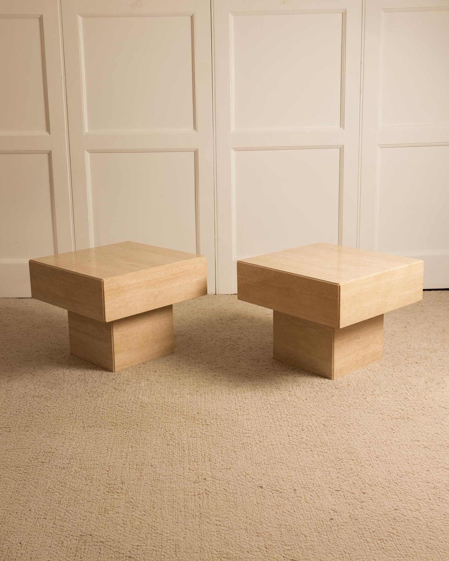 Paire de tables d'appoint carrées en travertin.

Travaux des années 1980.

Dimensions h40 x c50 cm