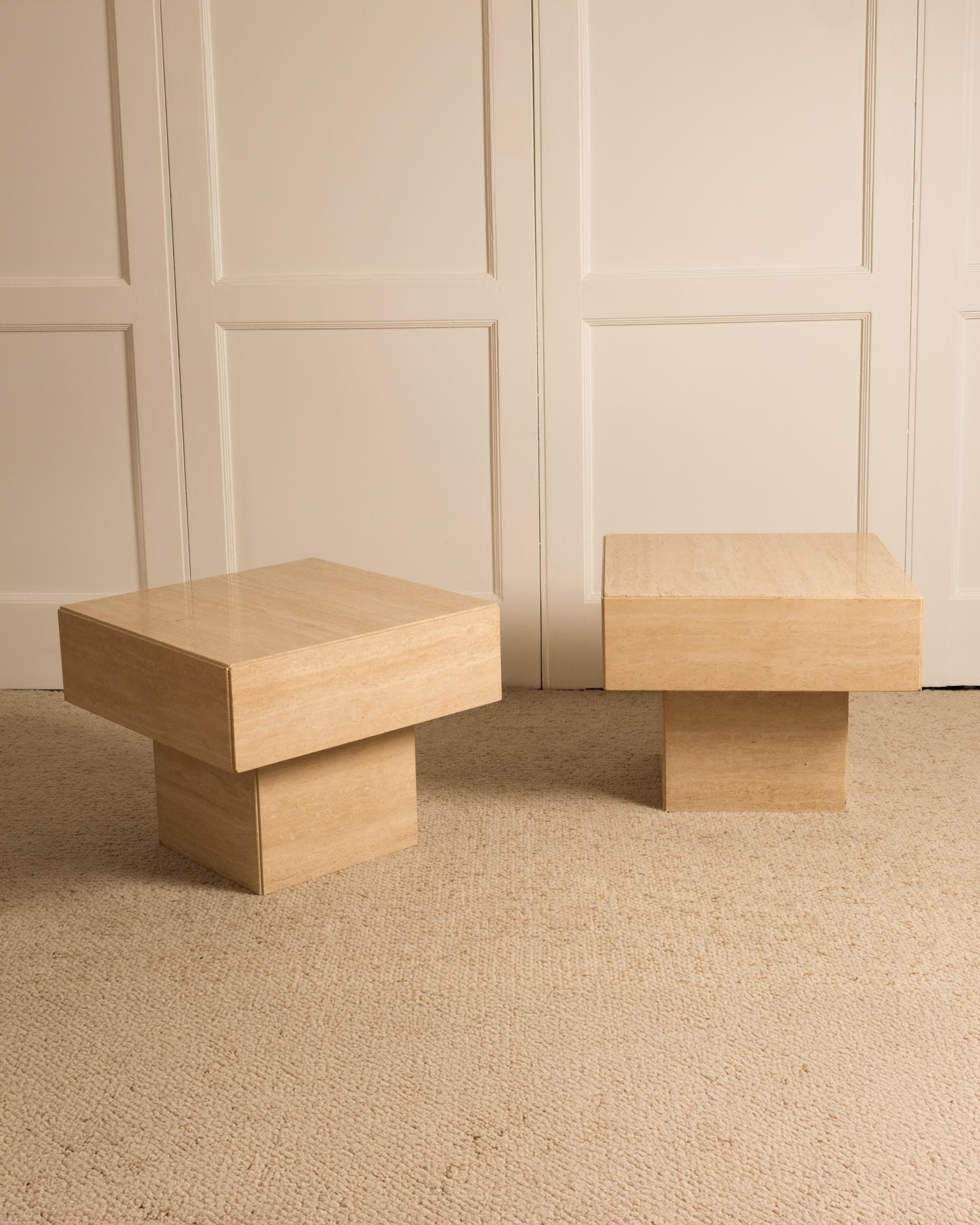 Campagne Paire de tables basses en travertin en vente