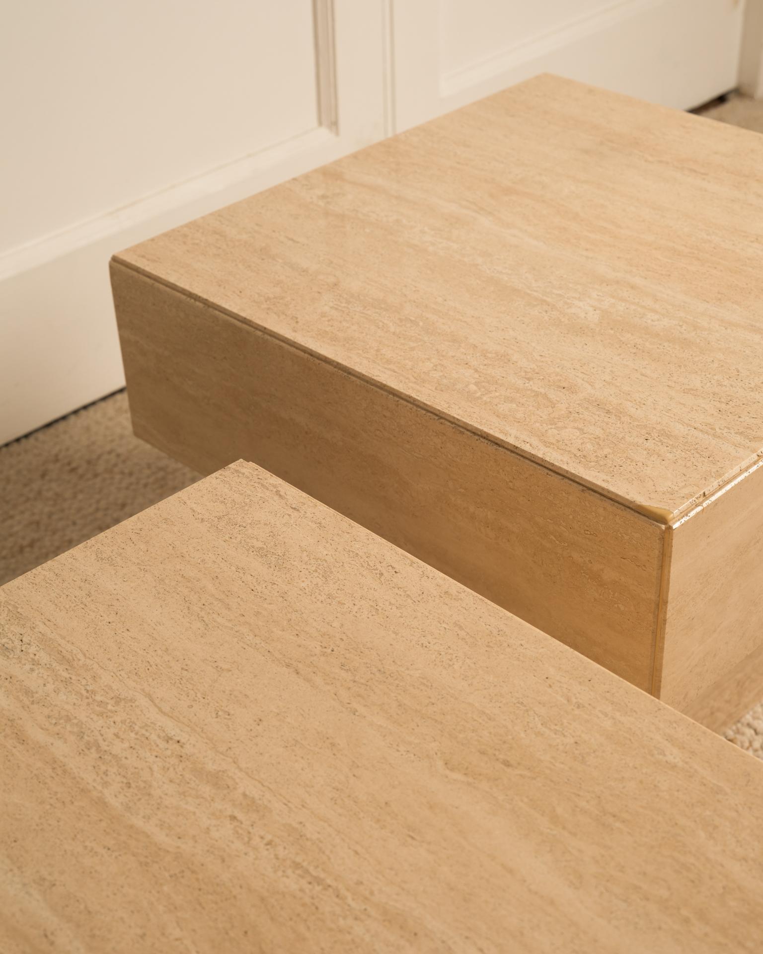 Paire de tables basses en travertin Bon état - En vente à Paris, FR