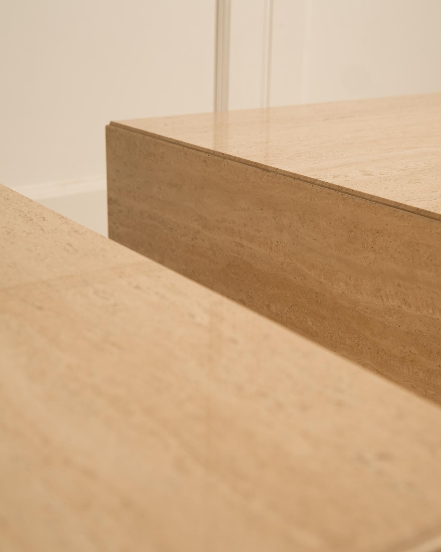 Travertin Paire de tables basses en travertin en vente