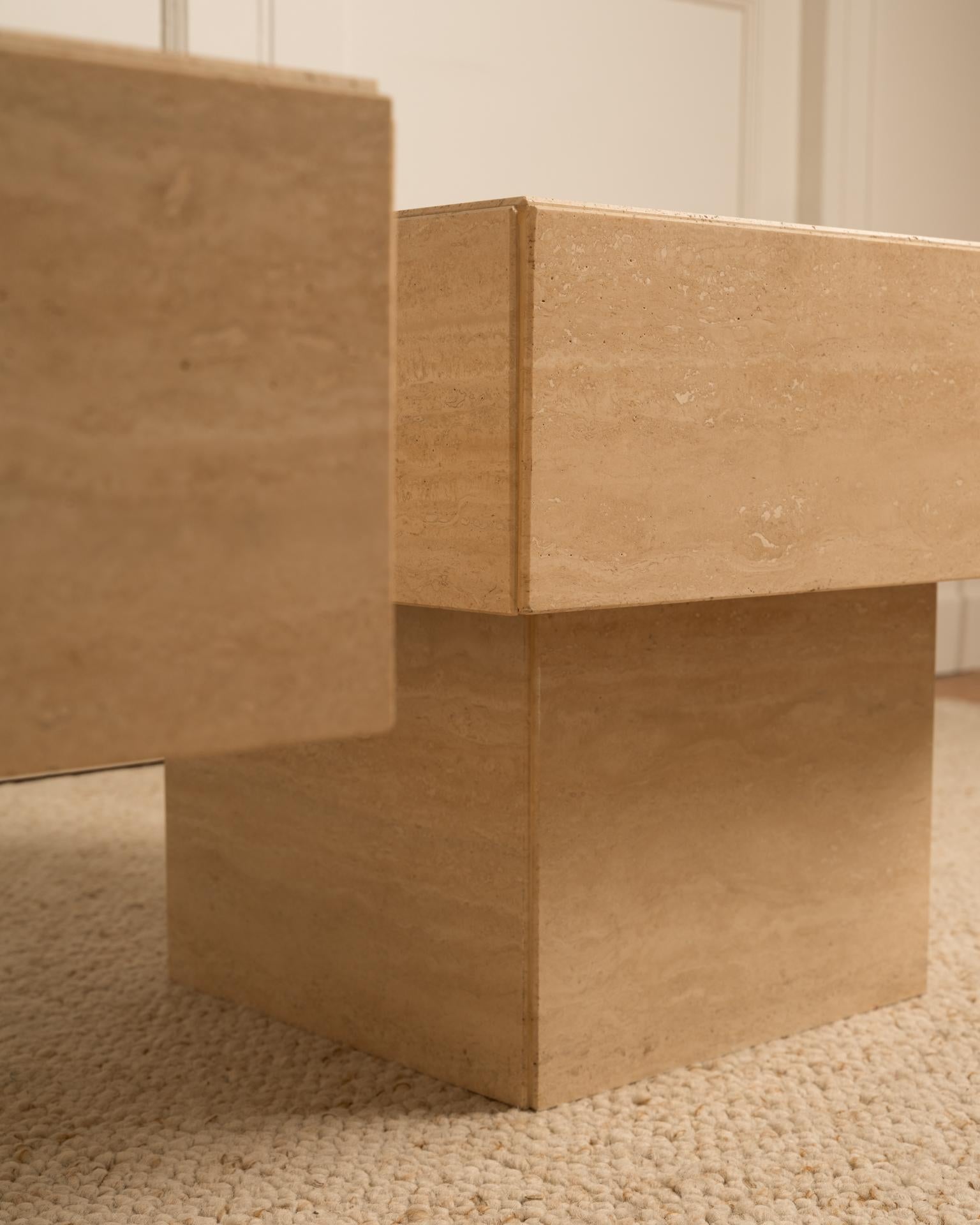 Paire de tables basses en travertin en vente 1