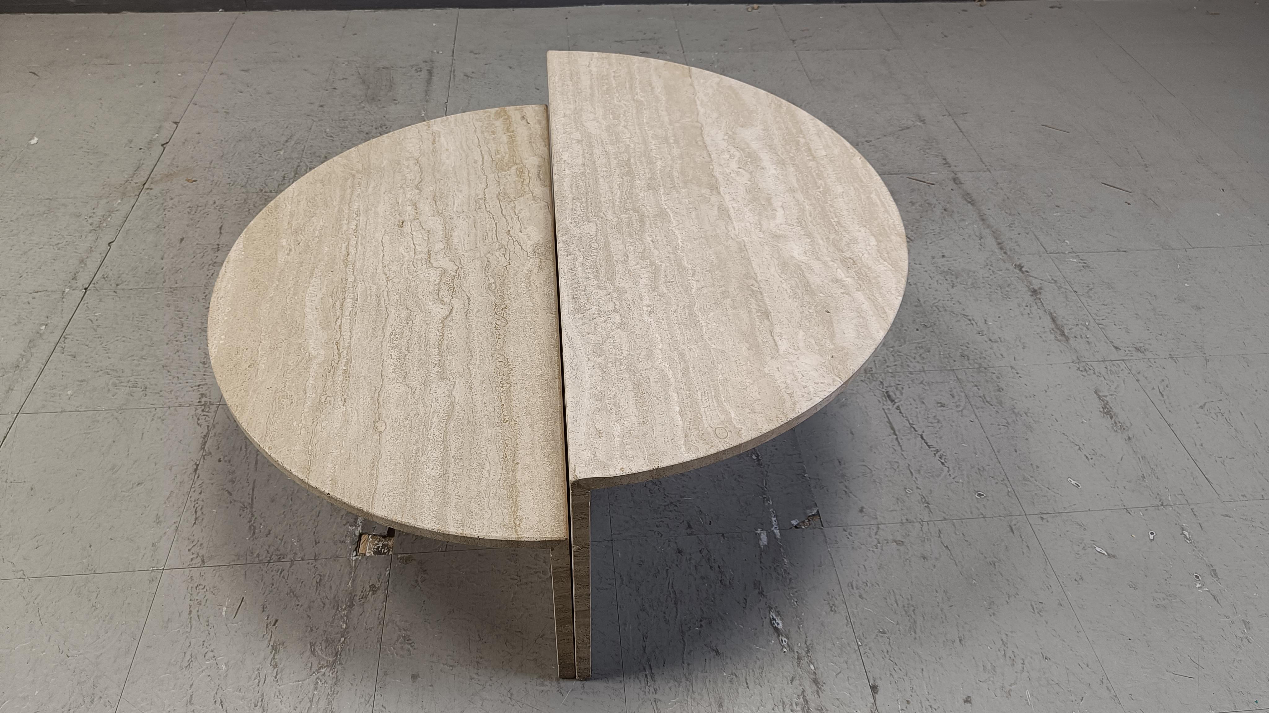 Paire de tables basses en travertin de forme organique avec un beau motif naturel.

Très bon état.

Années 1970 - Italie

Dimensions (une fois assemblés)
Hauteur : 40cm
Largeur 135cm
Profondeur : 110cm

Réf. : 25031209

Toutes les images font partie