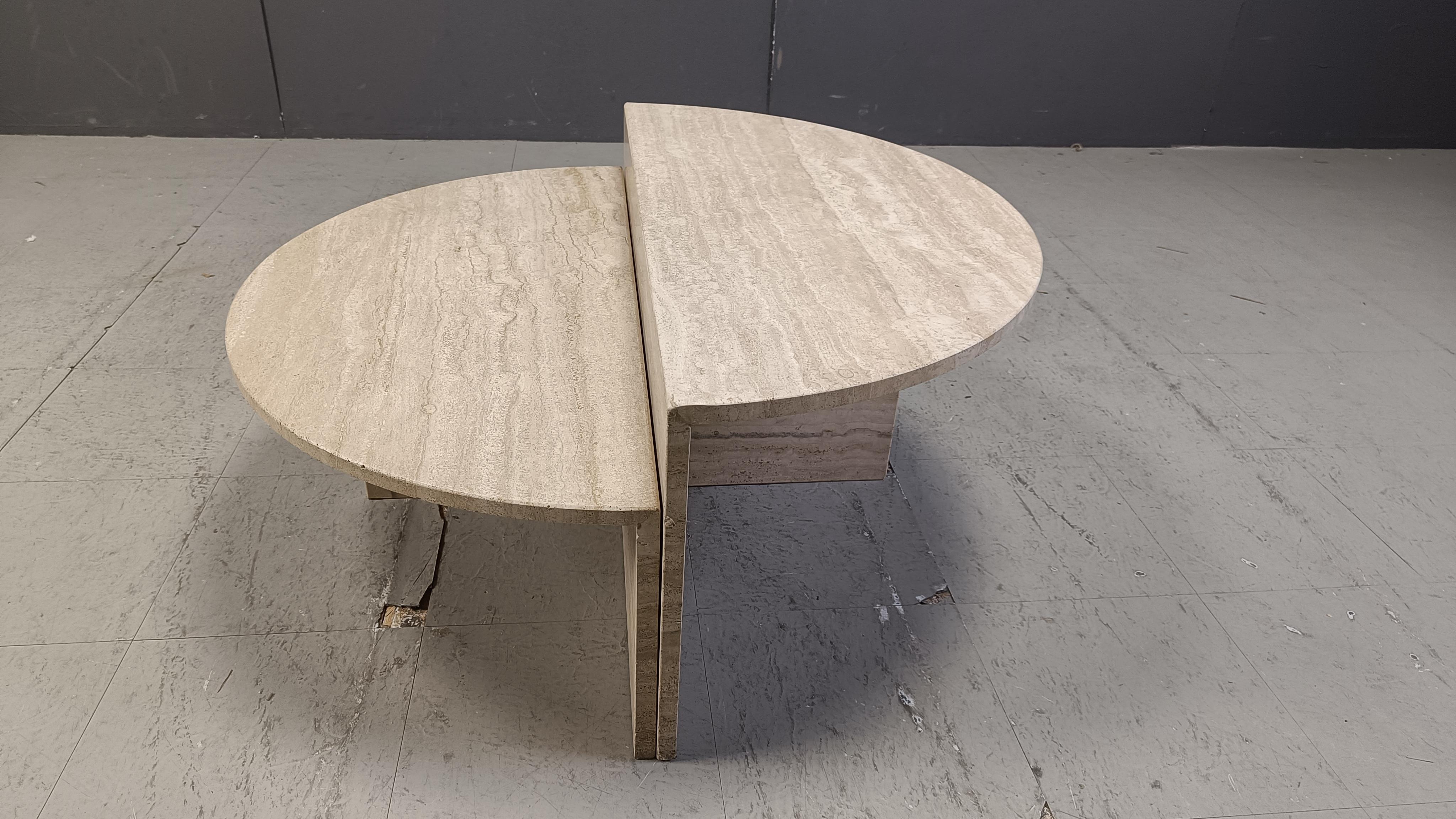 Mid-Century Modern Paire de tables basses en travertin, années 1970 en vente