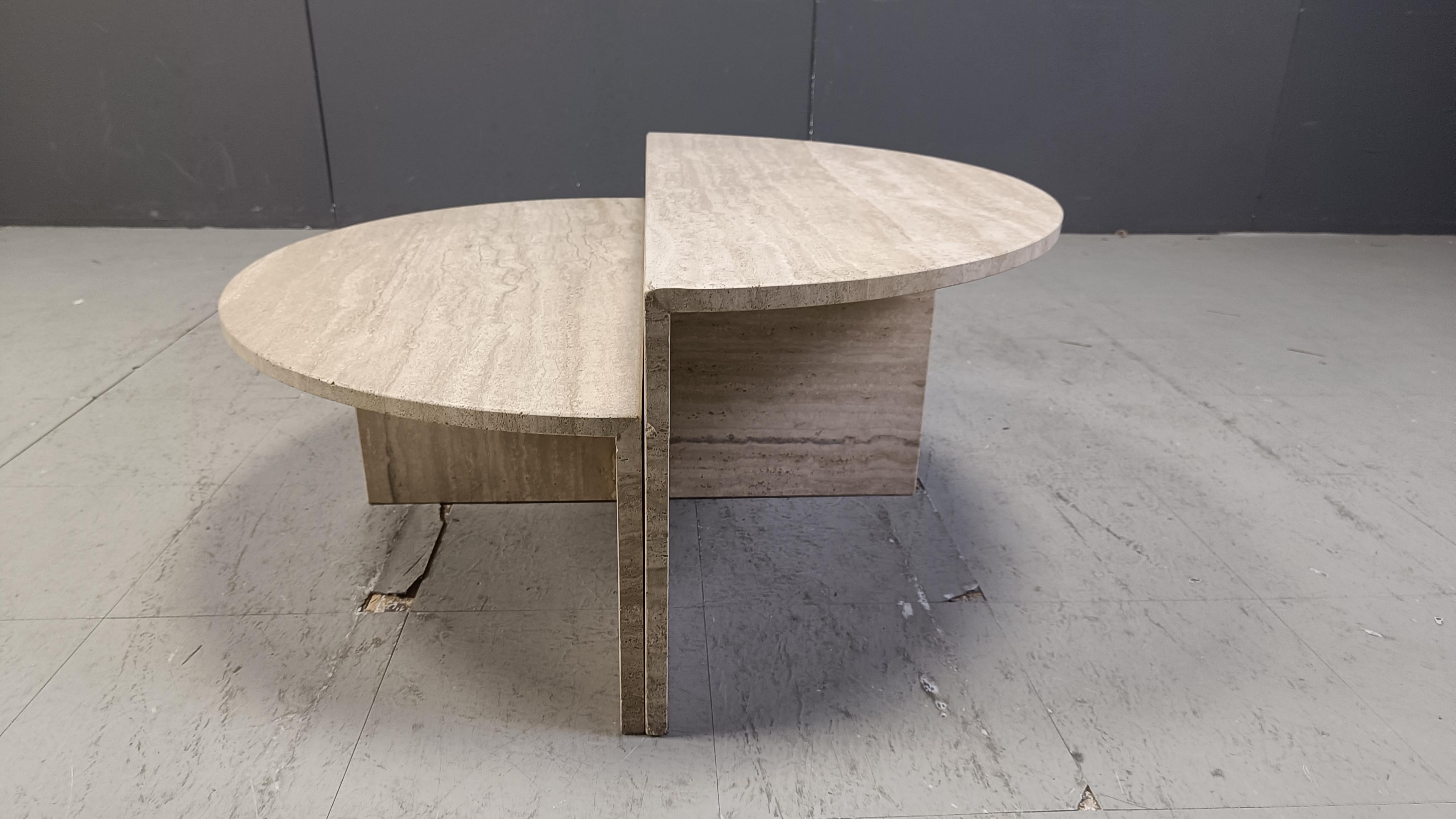 italien Paire de tables basses en travertin, années 1970 en vente