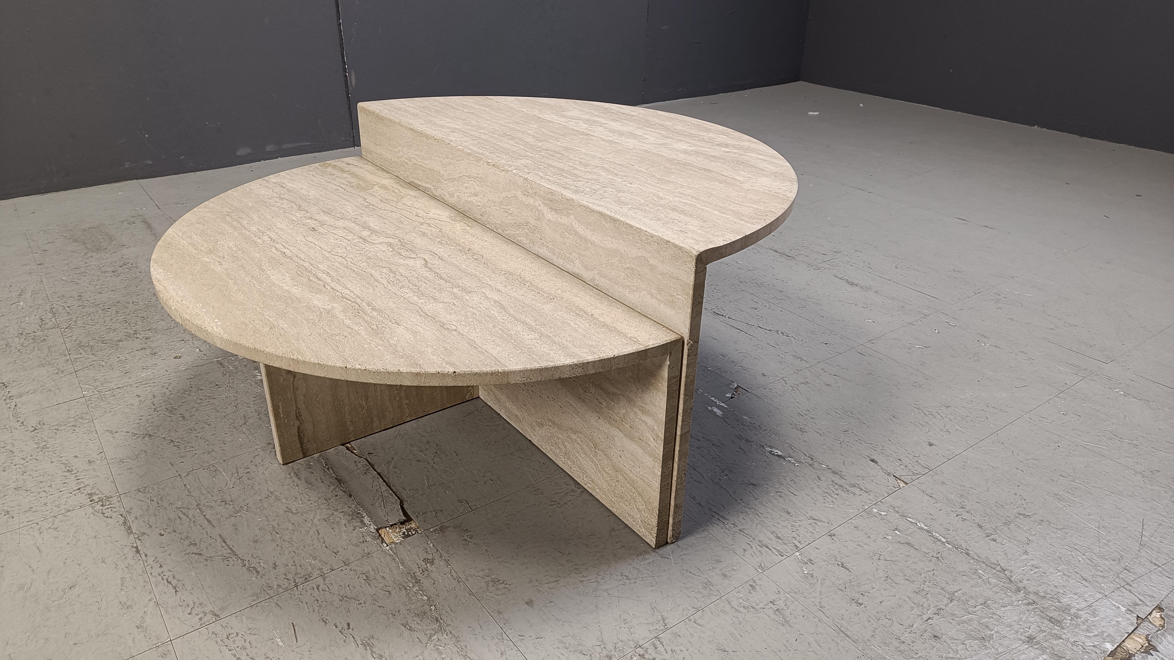 Travertin Paire de tables basses en travertin, années 1970 en vente