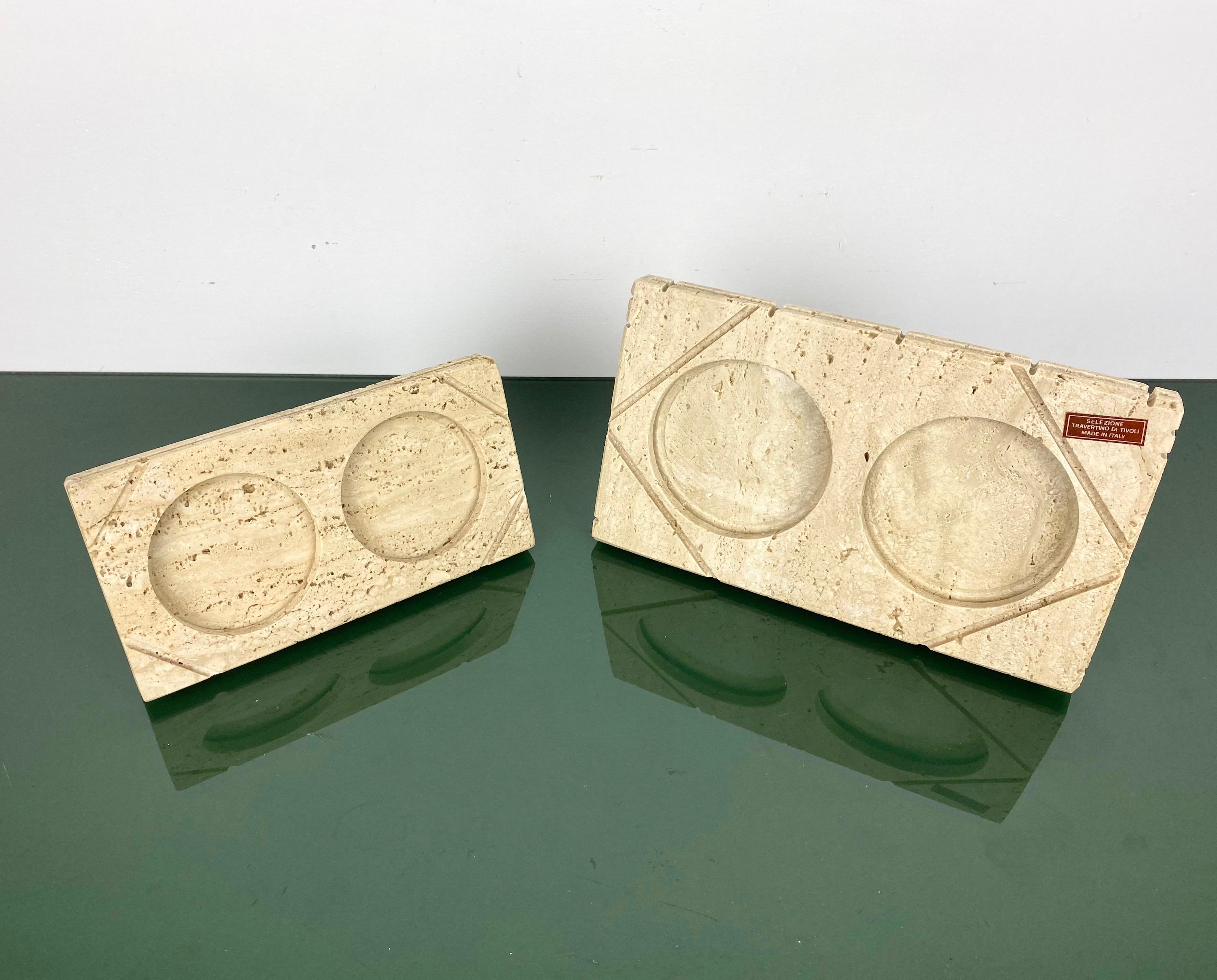 Pair of picture frames in travertine marble in the style of the Italian Fratelli Mannelli. Made in Italy circa 1970. 

Dimensions:
Bigger one: 24 W x14 H x6 D cm 
Smallest: 20 x 10 x 10.5 x 5 cm.
