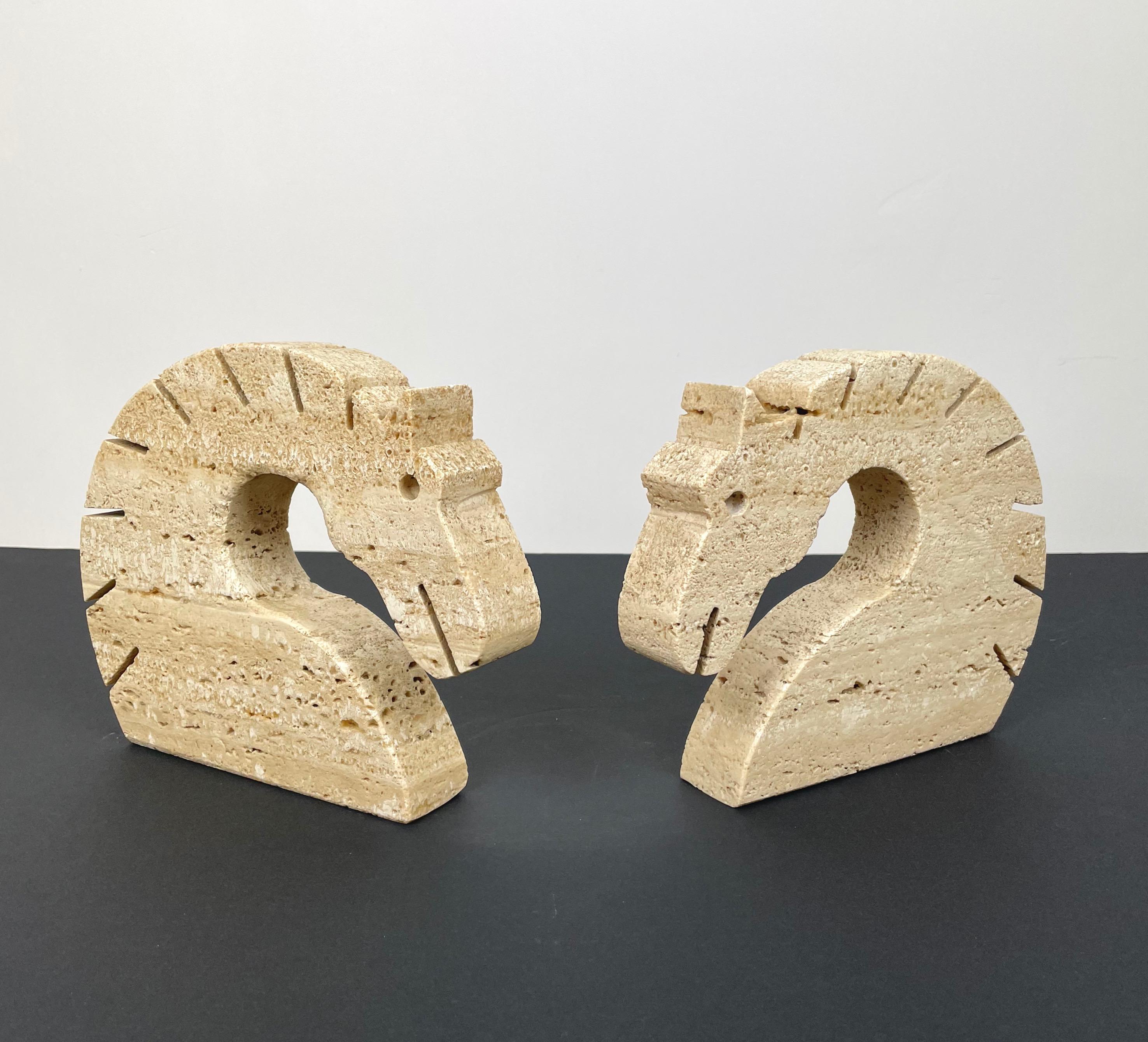 Pair of horse-shaped bookends and letter holders in travertine marble by the Italian designers Fratelli Mannelli, 1970s.