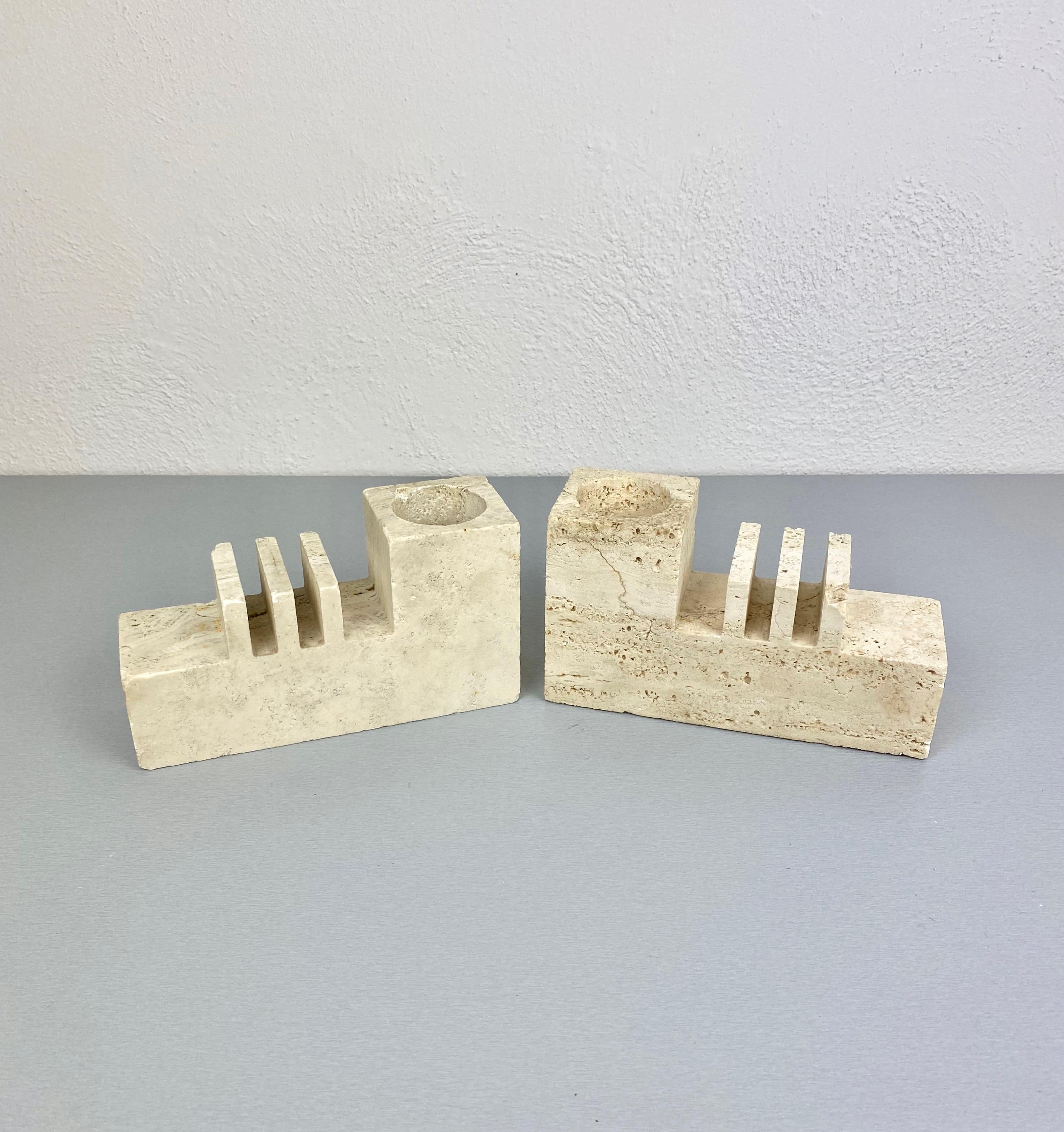 Pair of bookends/pen and letter holders in travertine marble by Fratelli Mannelli, Italy, 1970s.