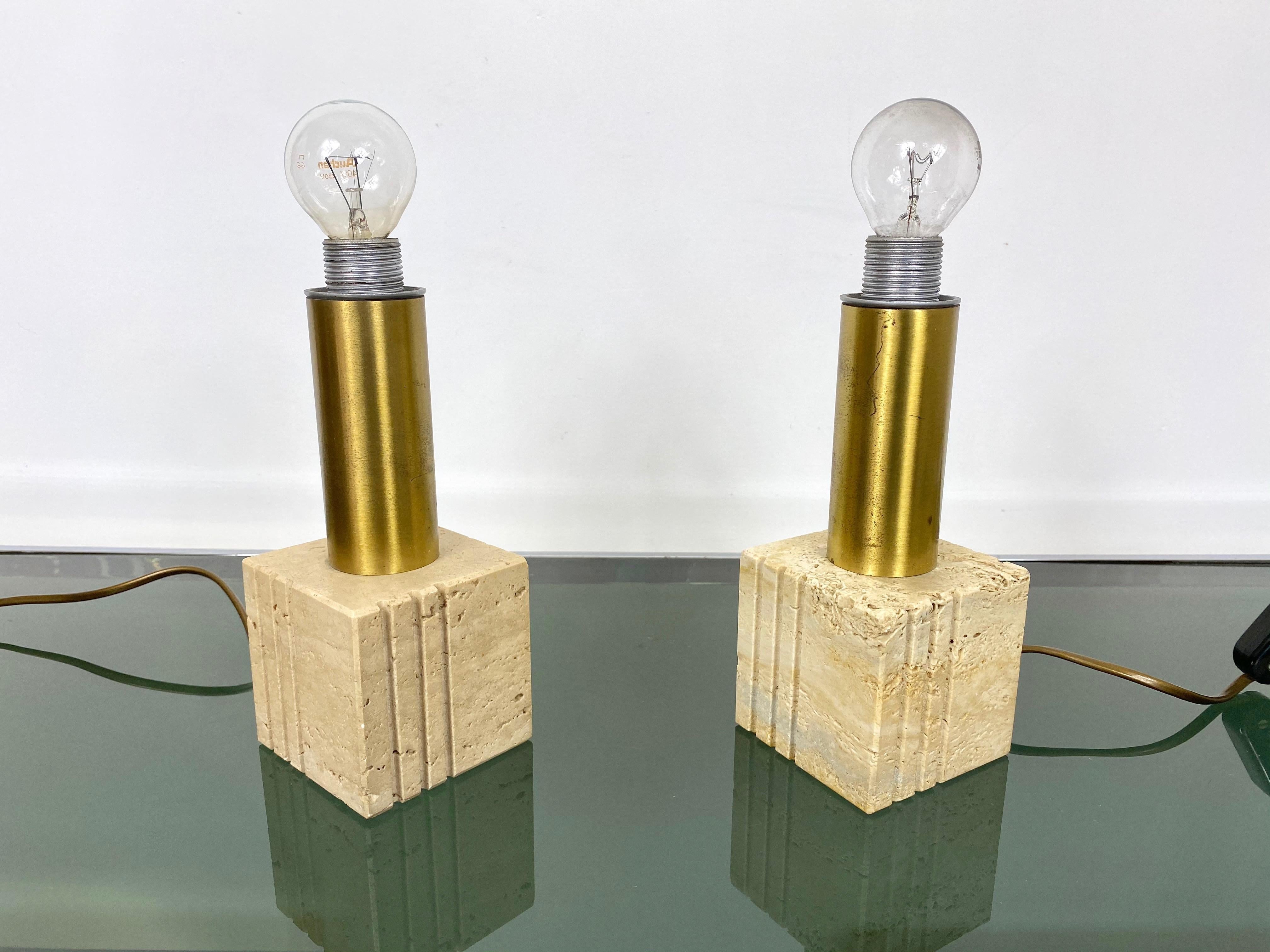 Pair of table lamps in a travertine cubic base and brass structure by Fratelli Mannelli, Italy, 1970s.