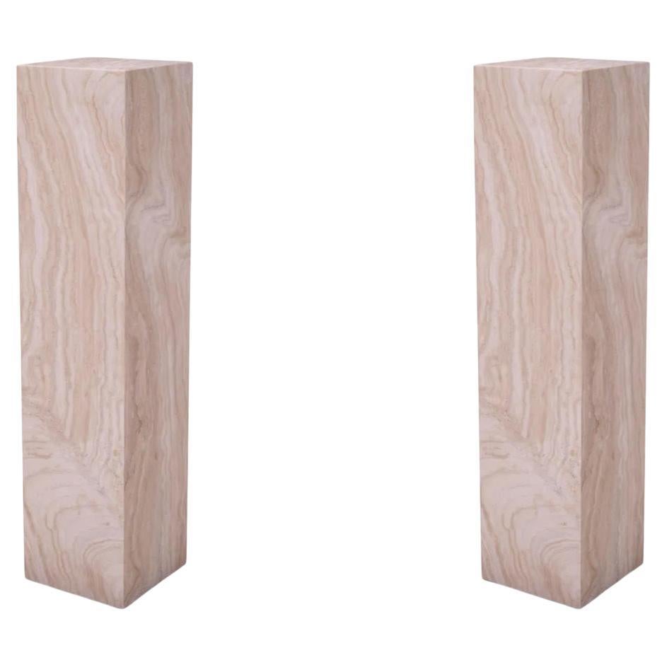 Paire de colonnes en marbre travertin, 21e siècle.