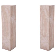 Paire de colonnes en marbre travertin, 21e siècle.
