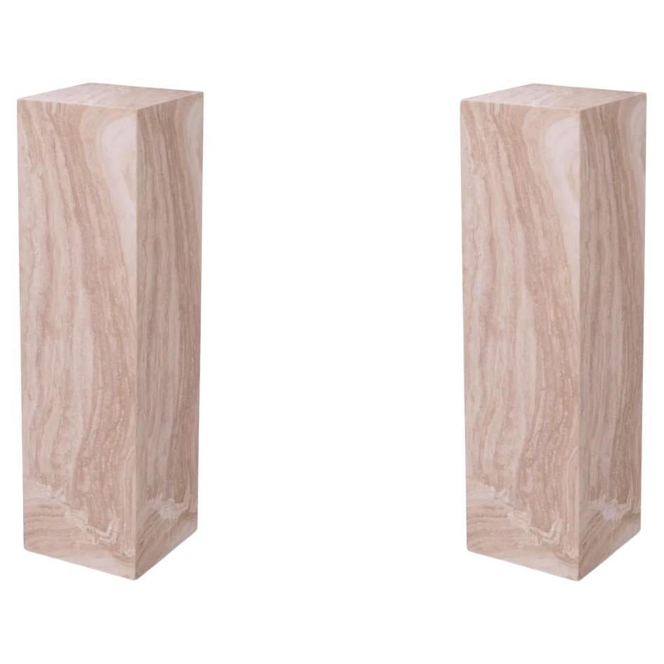 Paire de colonnes en marbre travertin, 21e siècle.