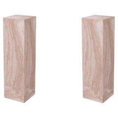 Pareja de Columnas de Mármol Travertino, Siglo XXI.