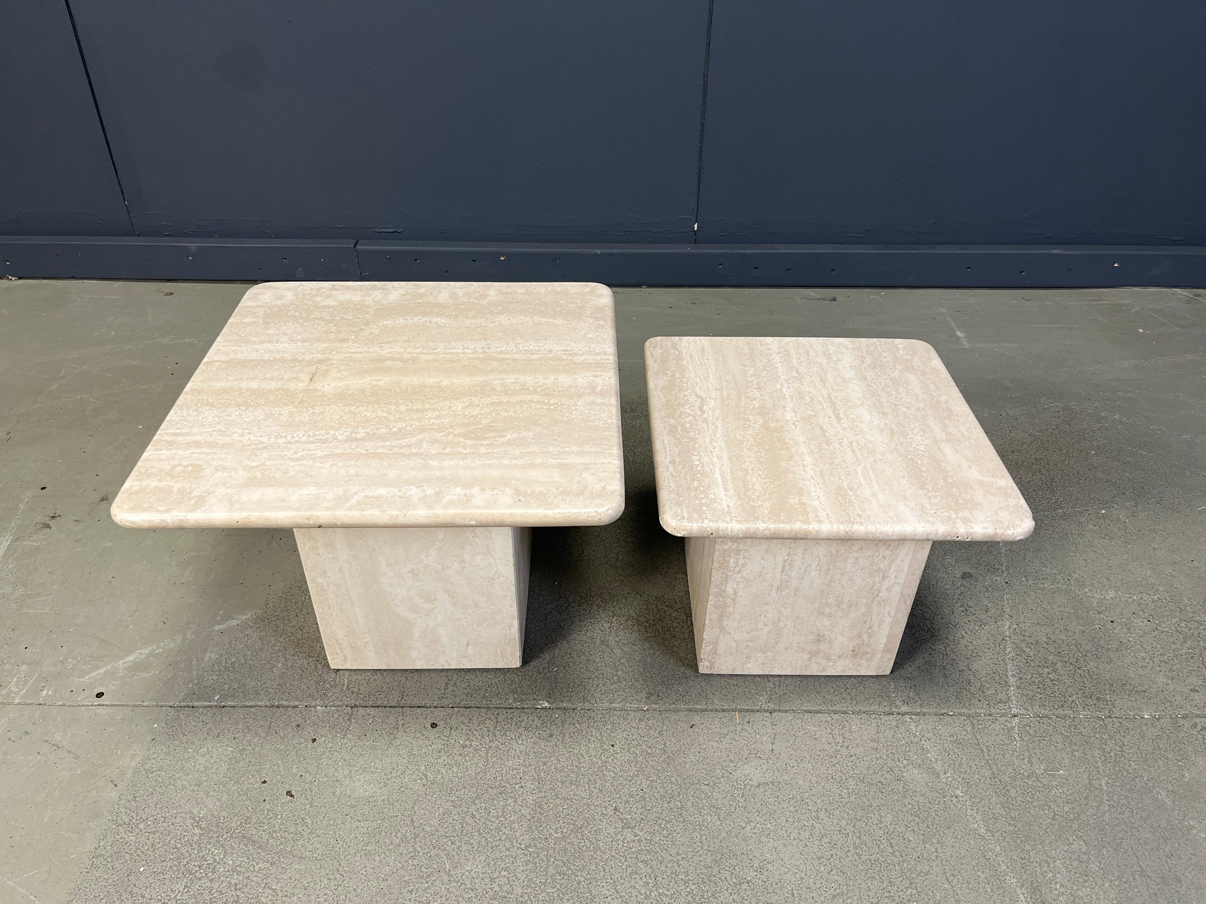 Ensemble de tables gigognes ou tables d'appoint en travertin italien des années 1970.

Les tables peuvent être disposées selon différentes compositions. Des objets intemporels.

Belle couleur.

Bon état

années 1970 - italie

Dimensions :
table 1 :