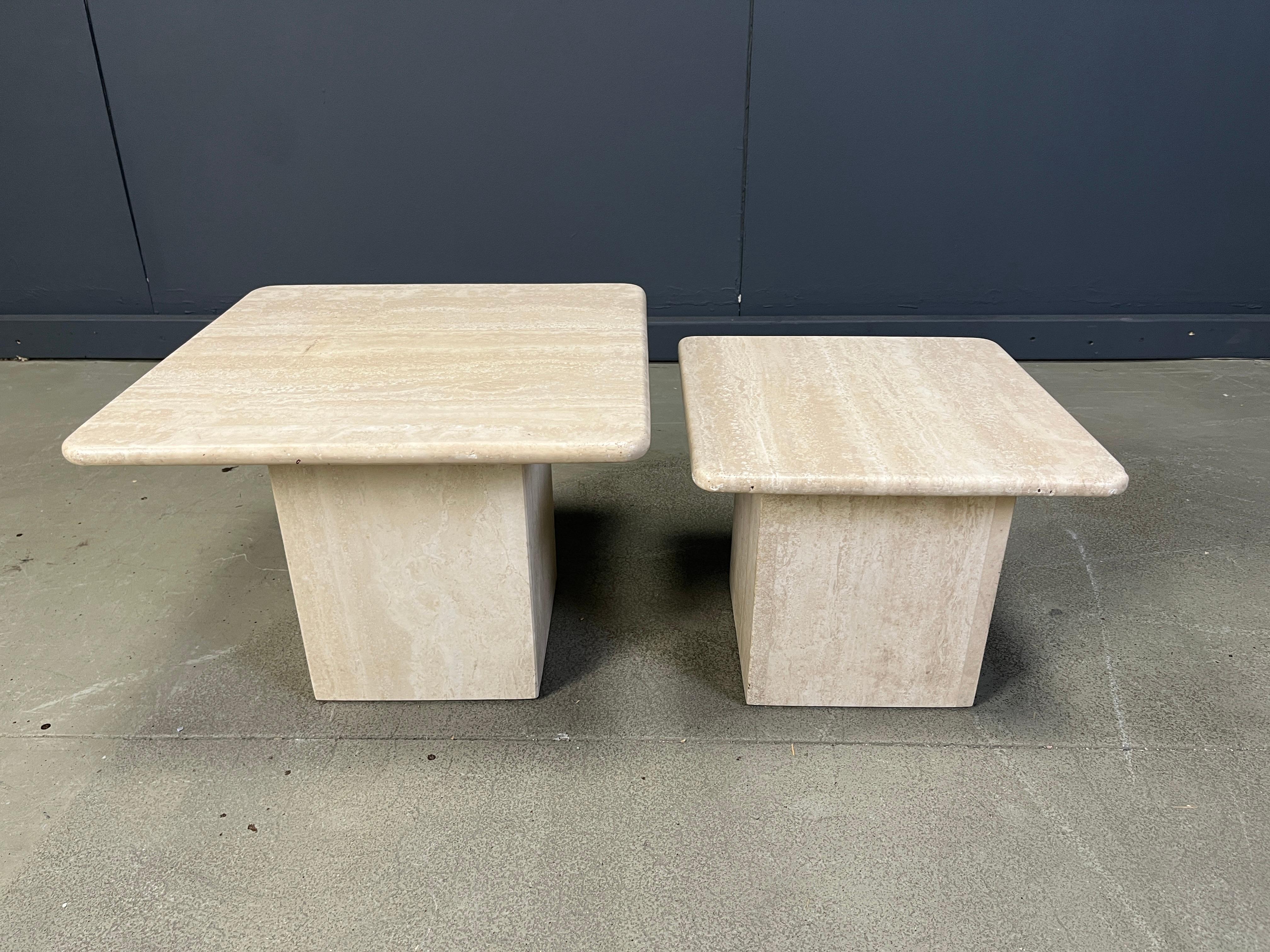 Mid-Century Modern Paire de tables gigognes ou d'appoint en travertin, années 1970 en vente