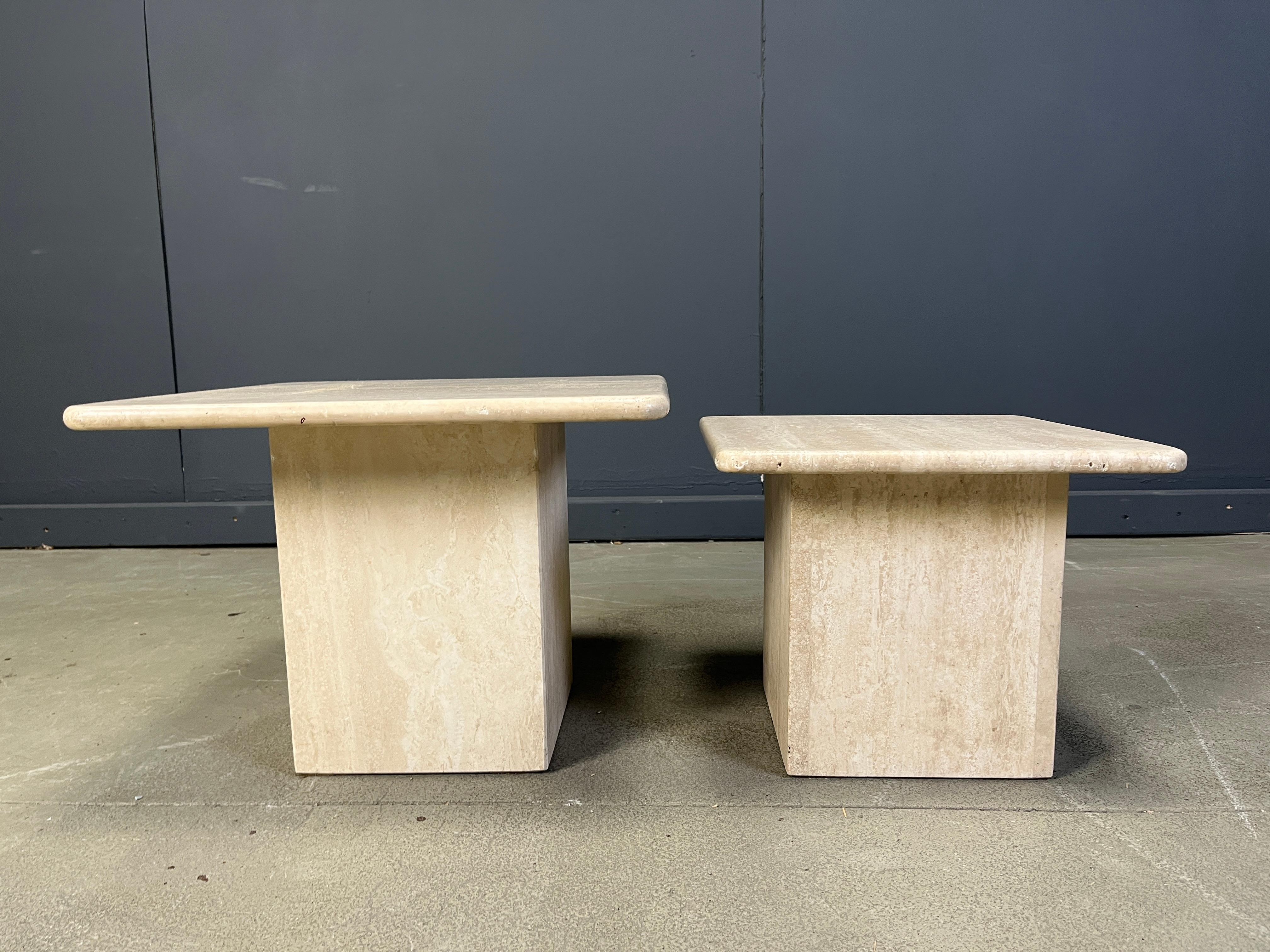 italien Paire de tables gigognes ou d'appoint en travertin, années 1970 en vente