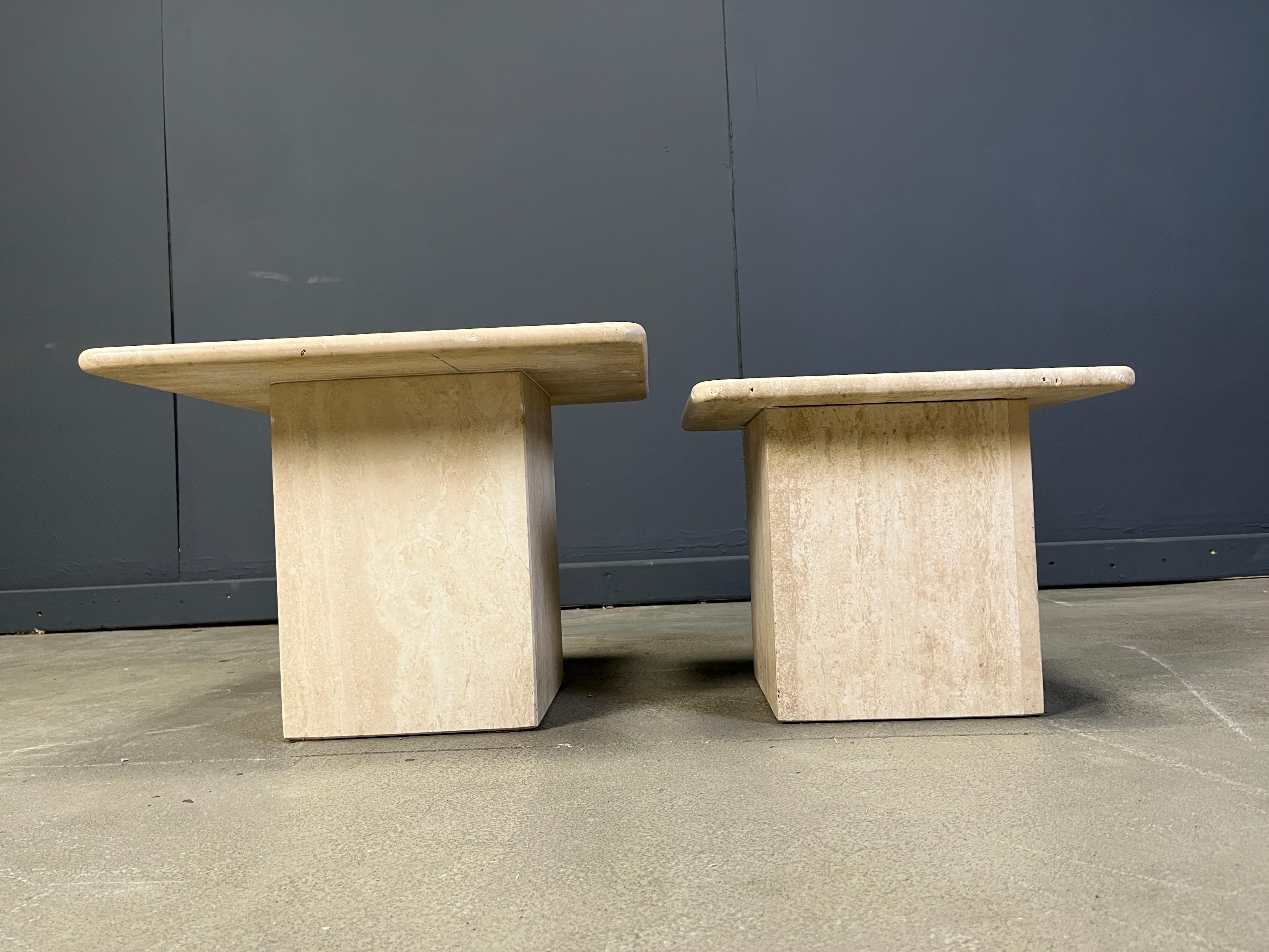 Paire de tables gigognes ou d'appoint en travertin, années 1970 Bon état - En vente à Leuven, Vlaams Gewest
