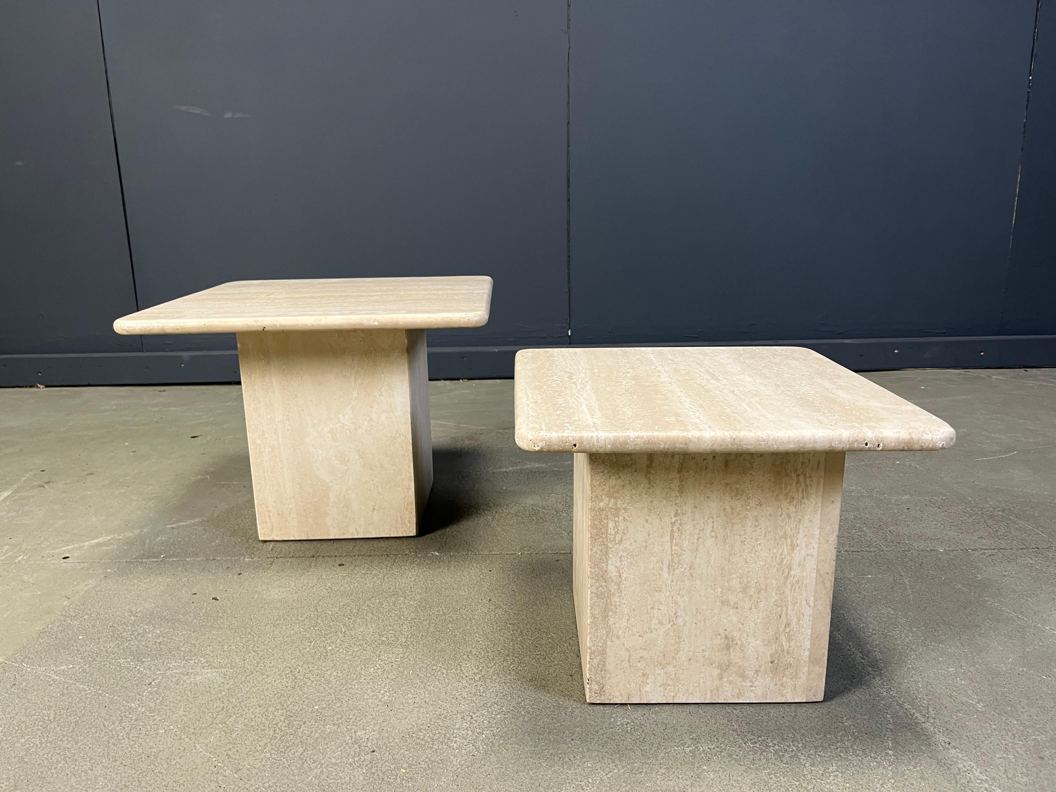 Fin du 20e siècle Paire de tables gigognes ou d'appoint en travertin, années 1970 en vente