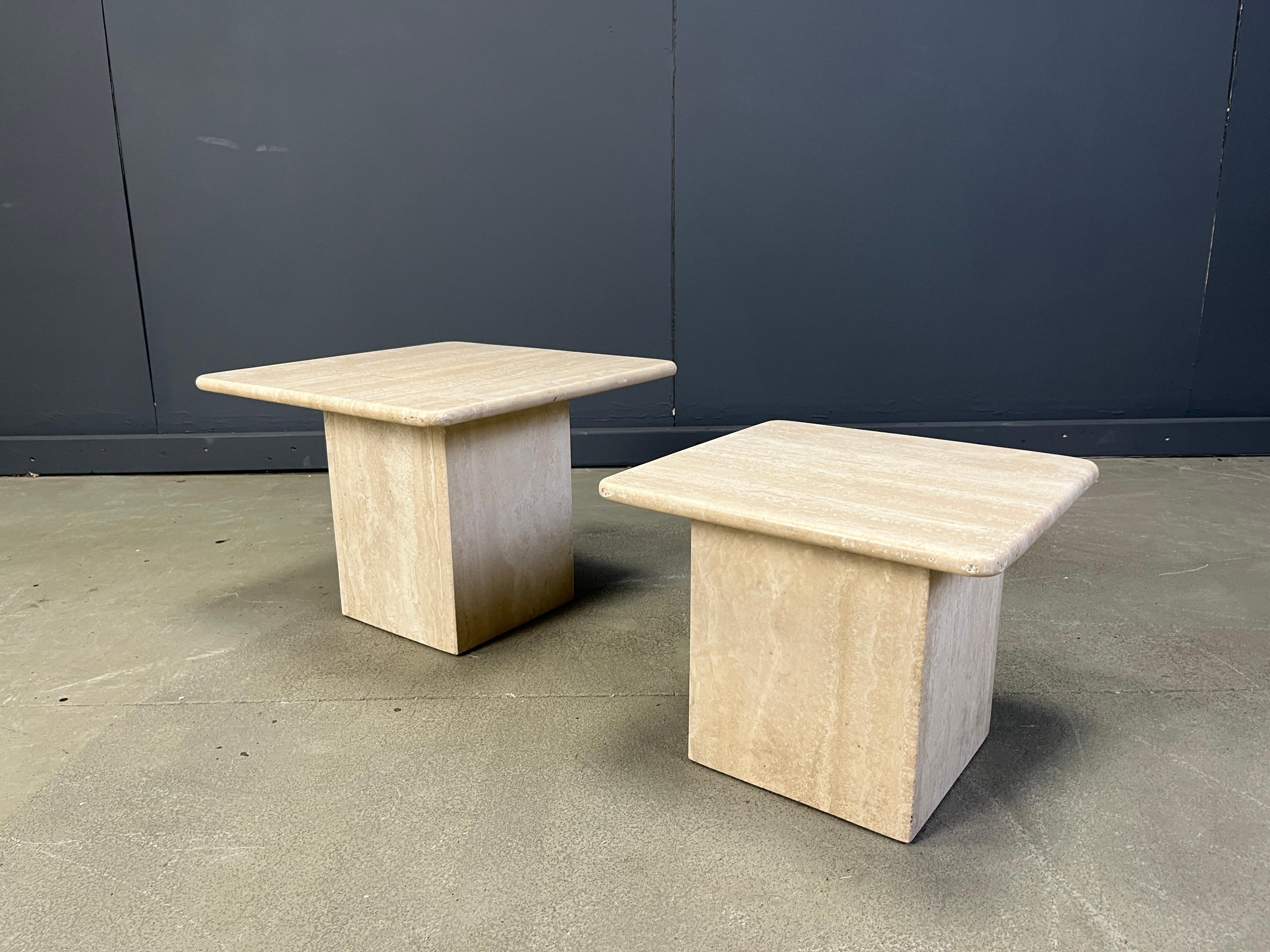 Travertin Paire de tables gigognes ou d'appoint en travertin, années 1970 en vente
