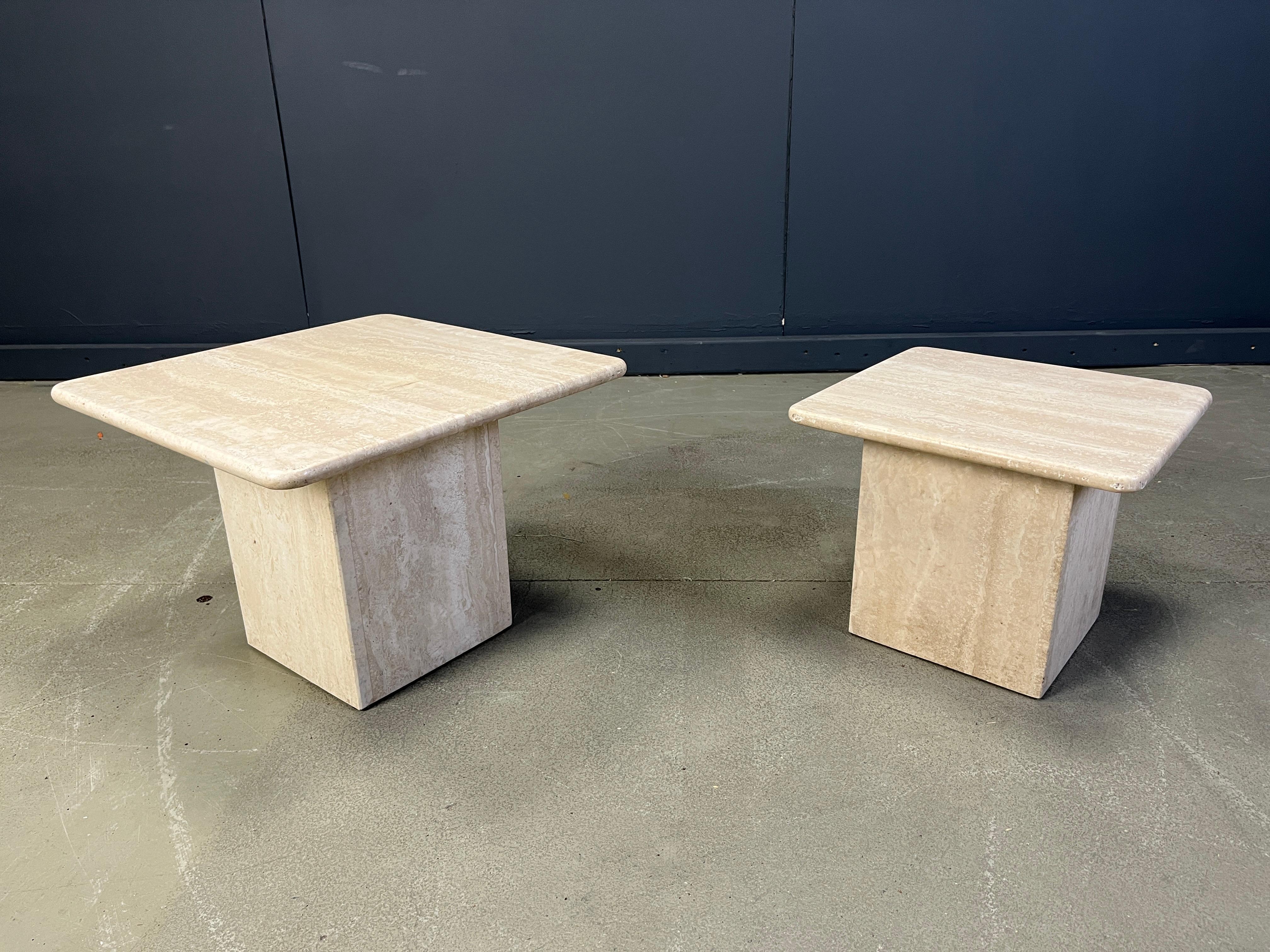 Paire de tables gigognes ou d'appoint en travertin, années 1970 en vente 1