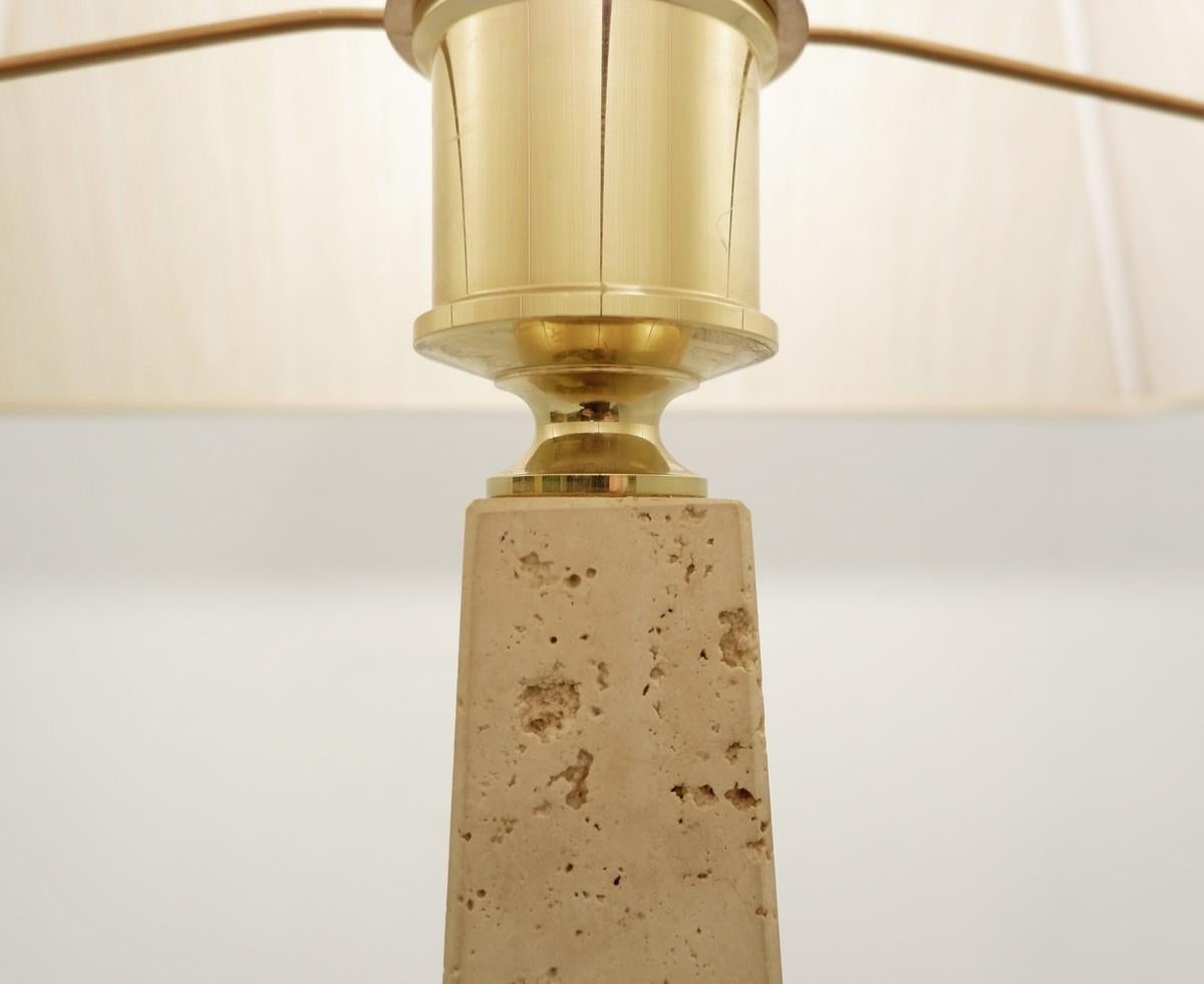 Pair of Mid-Century Modern Travertine Obelisk Table Lamps In Good Condition In Brussels, BE