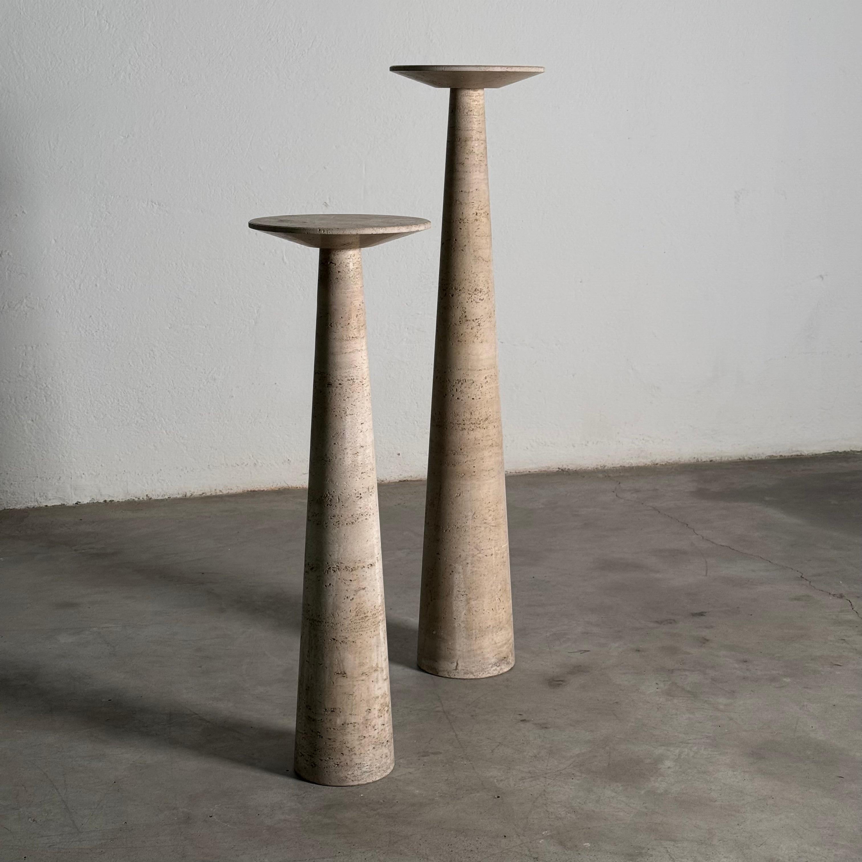 Majestic paire de piédestaux en travertin produits par Up&Up dans les années 1970 - rares, sculpturaux et d'une qualité de matériau exceptionnelle. Sculptée dans du travertin massif, chaque colonne s'élève dans une forme pure et effilée, culminant