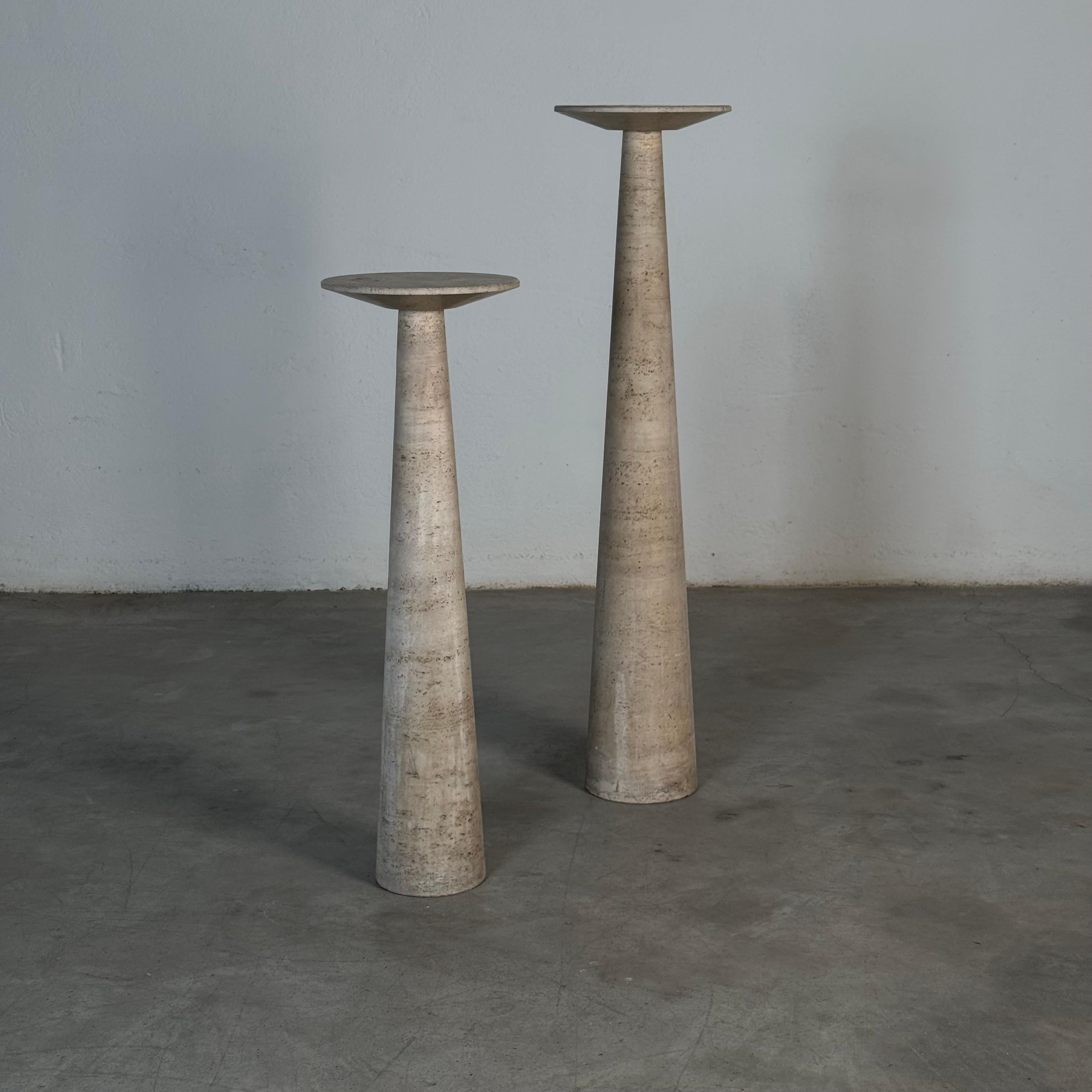 Mid-Century Modern Paire de socles en travertin attribués à Angelo Mangiarotti pour Up & Up, années 1970 en vente