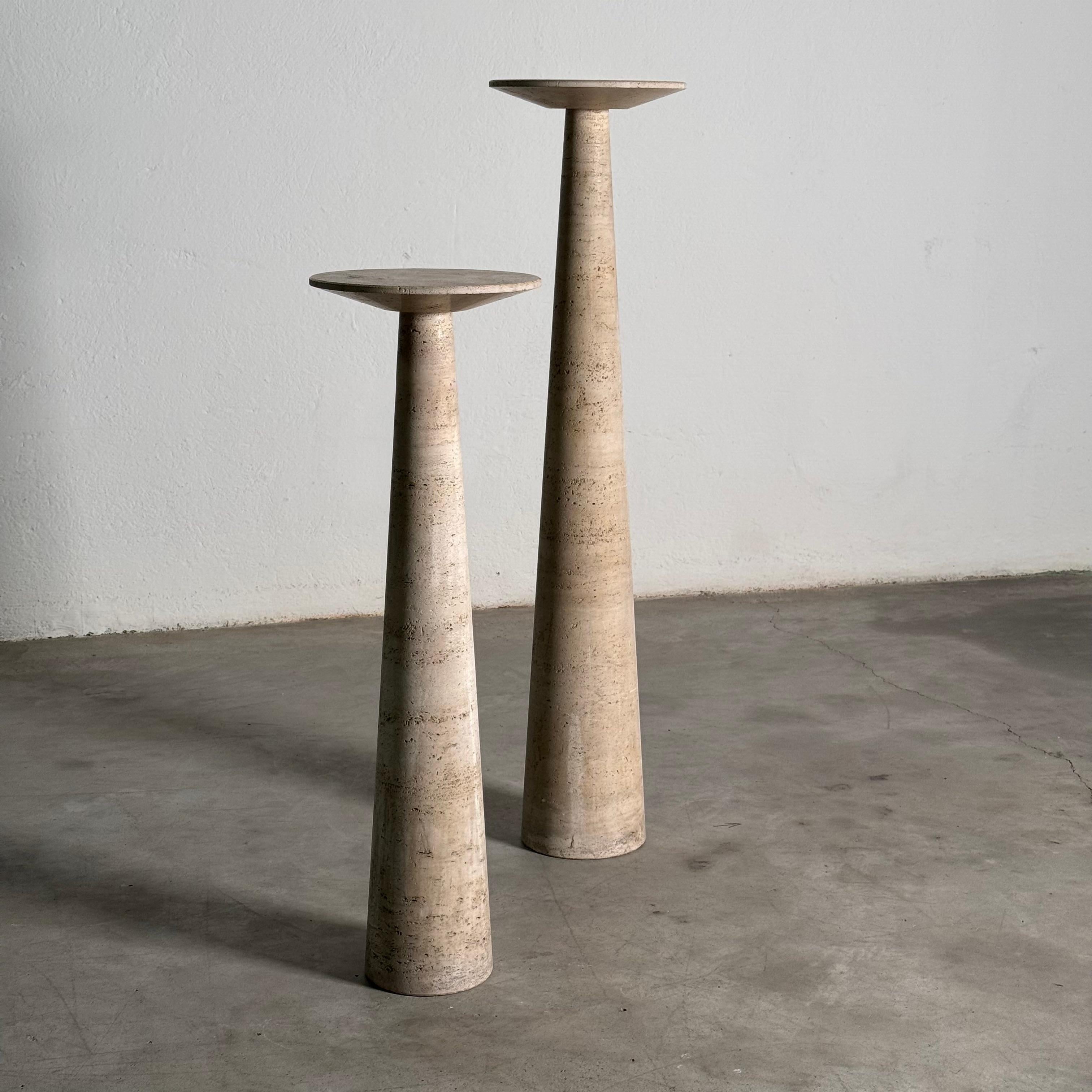 italien Paire de socles en travertin attribués à Angelo Mangiarotti pour Up & Up, années 1970 en vente