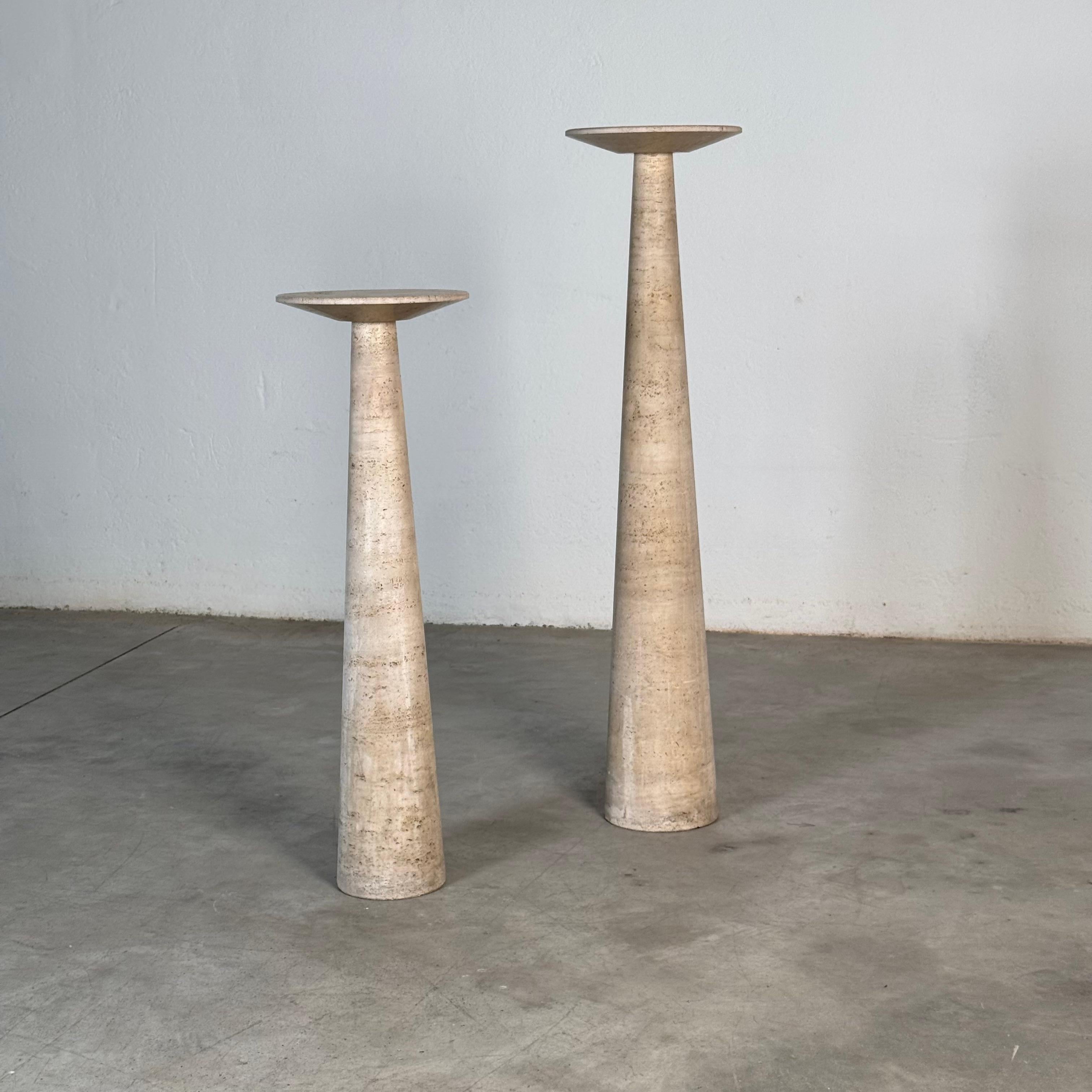 Sculpté à la main Paire de socles en travertin attribués à Angelo Mangiarotti pour Up & Up, années 1970 en vente