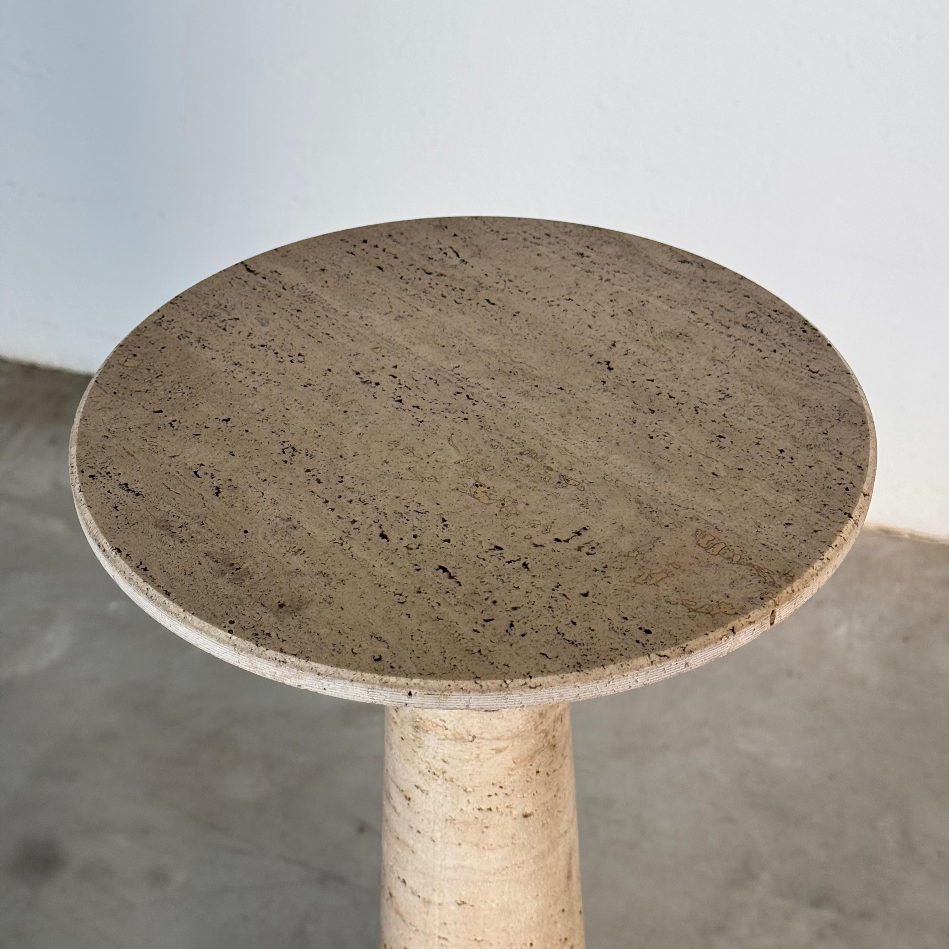 Travertin Paire de socles en travertin attribués à Angelo Mangiarotti pour Up & Up, années 1970 en vente