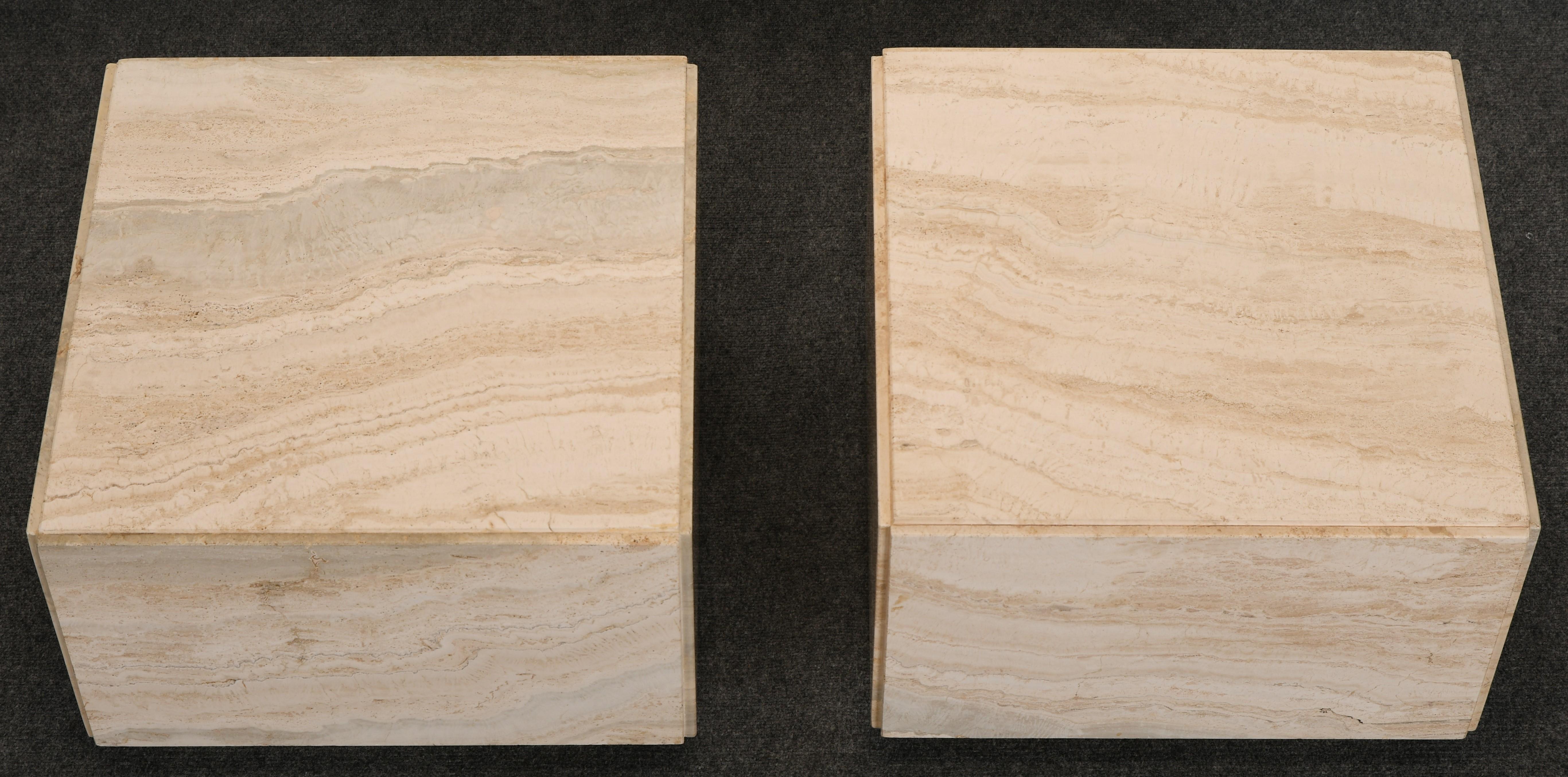 Ein minimalistisches Paar von Würfeltischen oder Beistelltischen im Stil von Roche Bobois aus Travertin. Diese Tabellen sind in sehr gutem Zustand mit schwachen Flecken auf der Oberseite der Oberfläche, nicht störend.

Abmessungen: 15,5