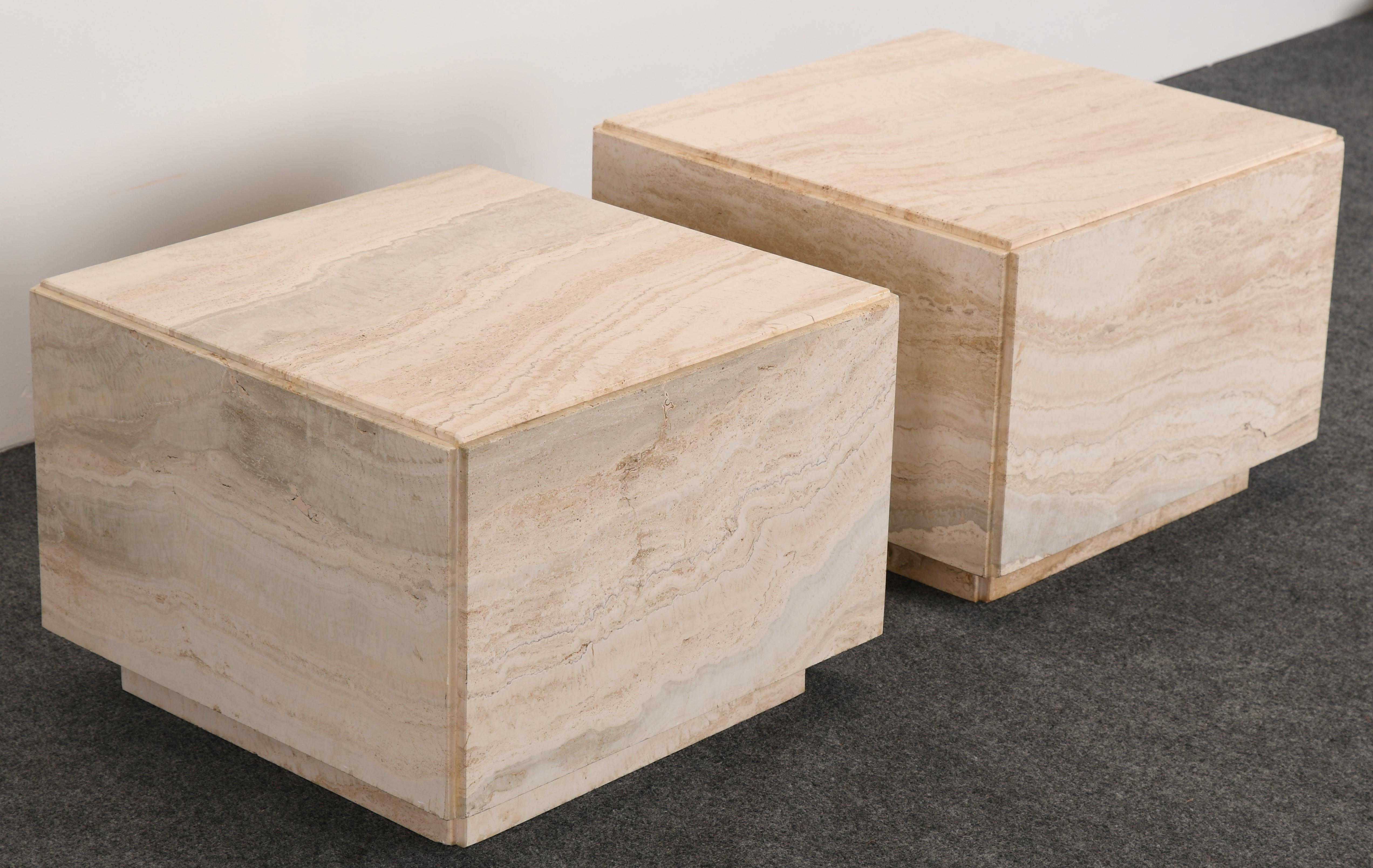 Ein Paar Würfel-Beistelltische aus Travertin im Roche Bobois-Stil, 1970er Jahre (Italienisch)