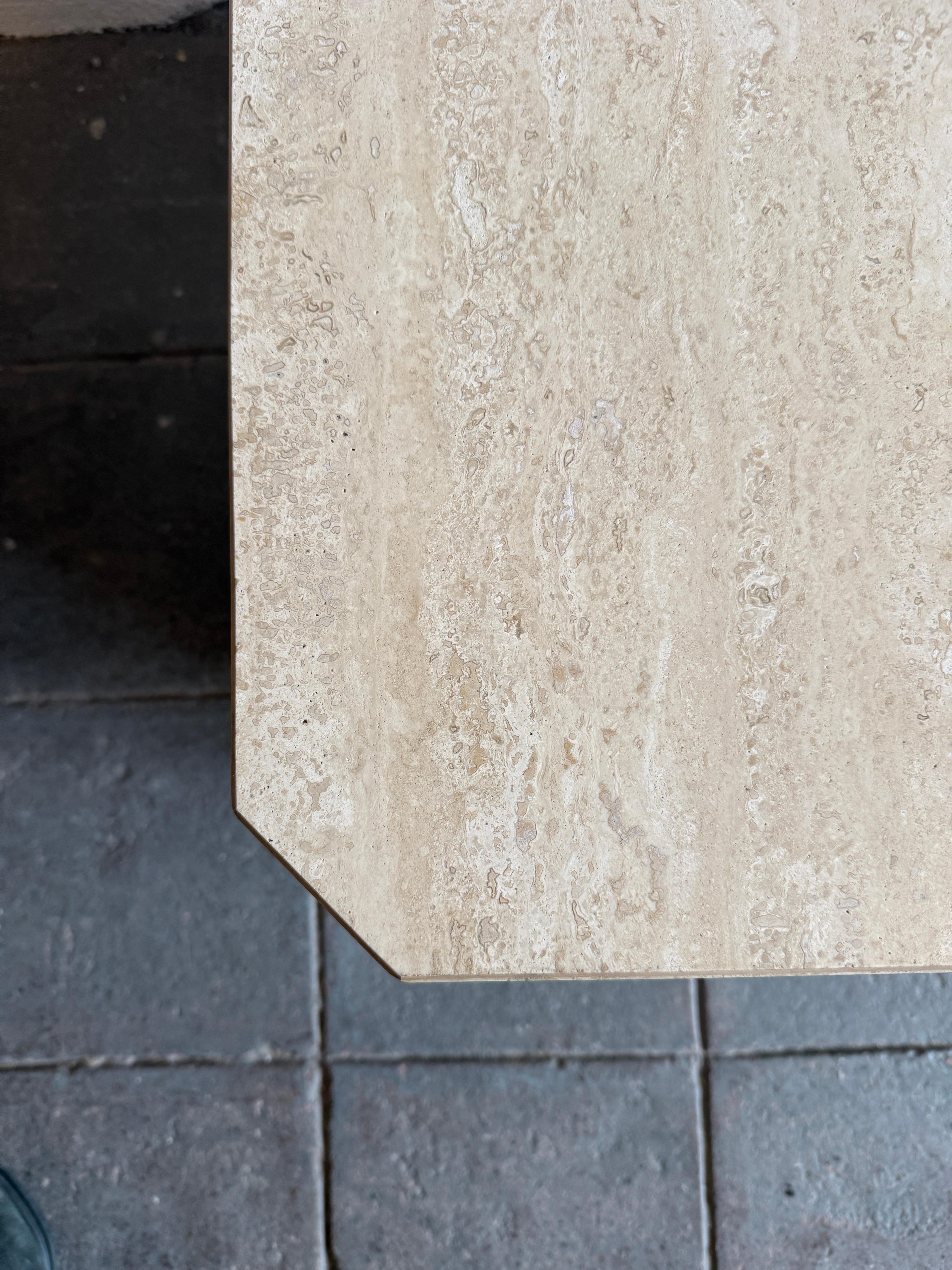 Postmoderno Pair of Travertine Square Cube Post Modern side end tables nightstands in vendita
