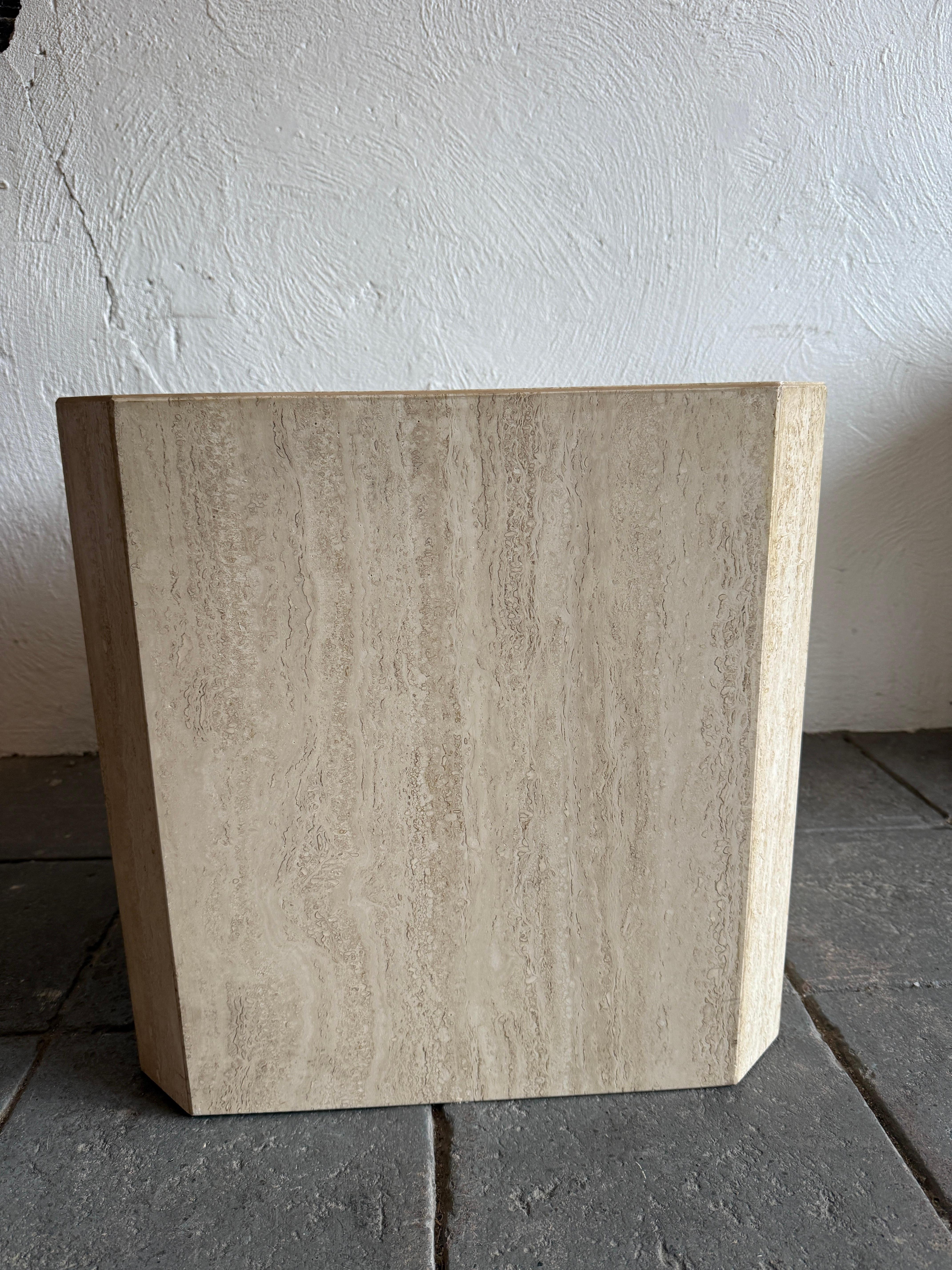 Italiano Pair of Travertine Square Cube Post Modern side end tables nightstands in vendita