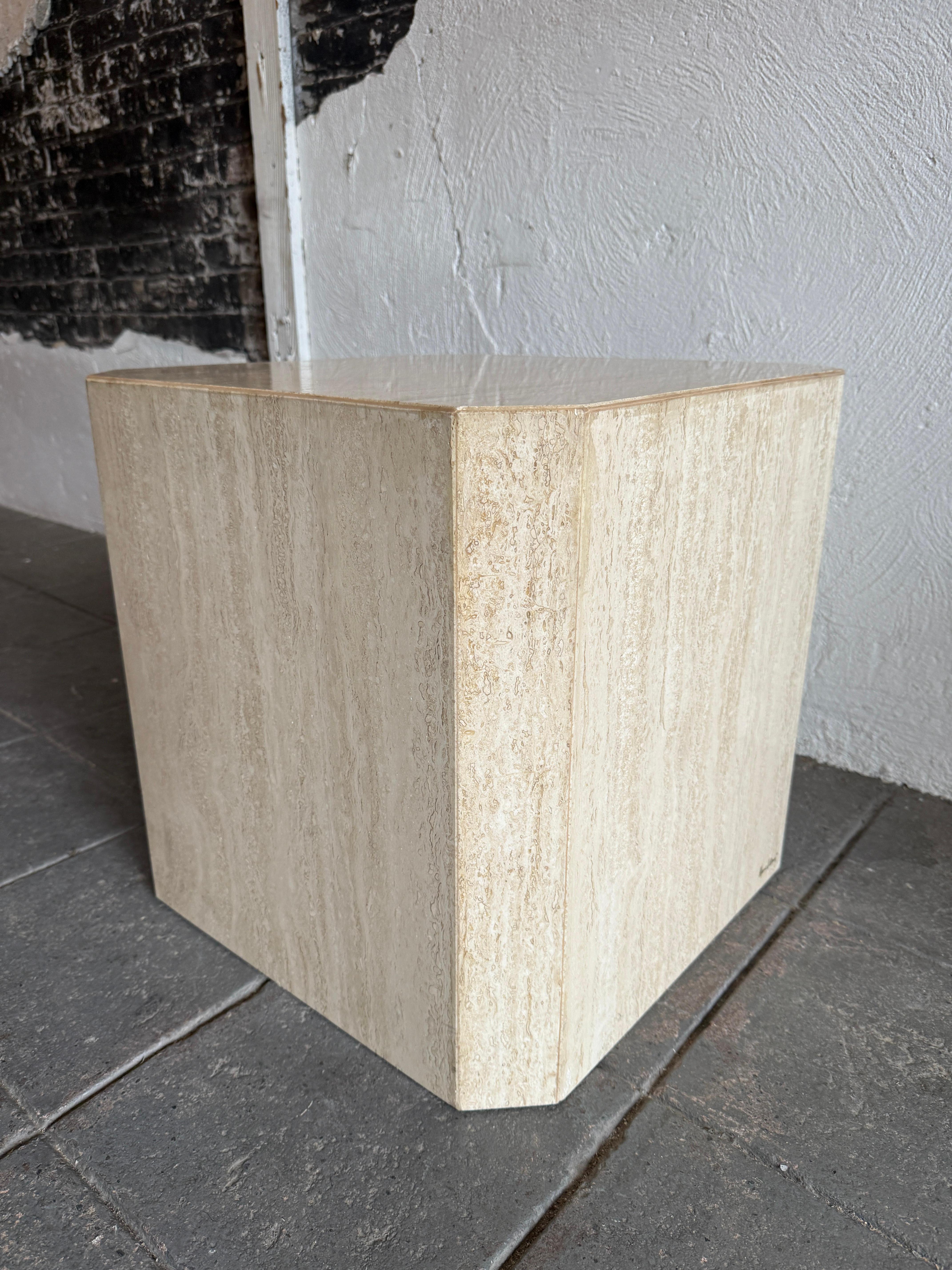 Pair of Travertine Square Cube Post Modern side end tables nightstands In condizioni buone in vendita a Brooklyn, NY