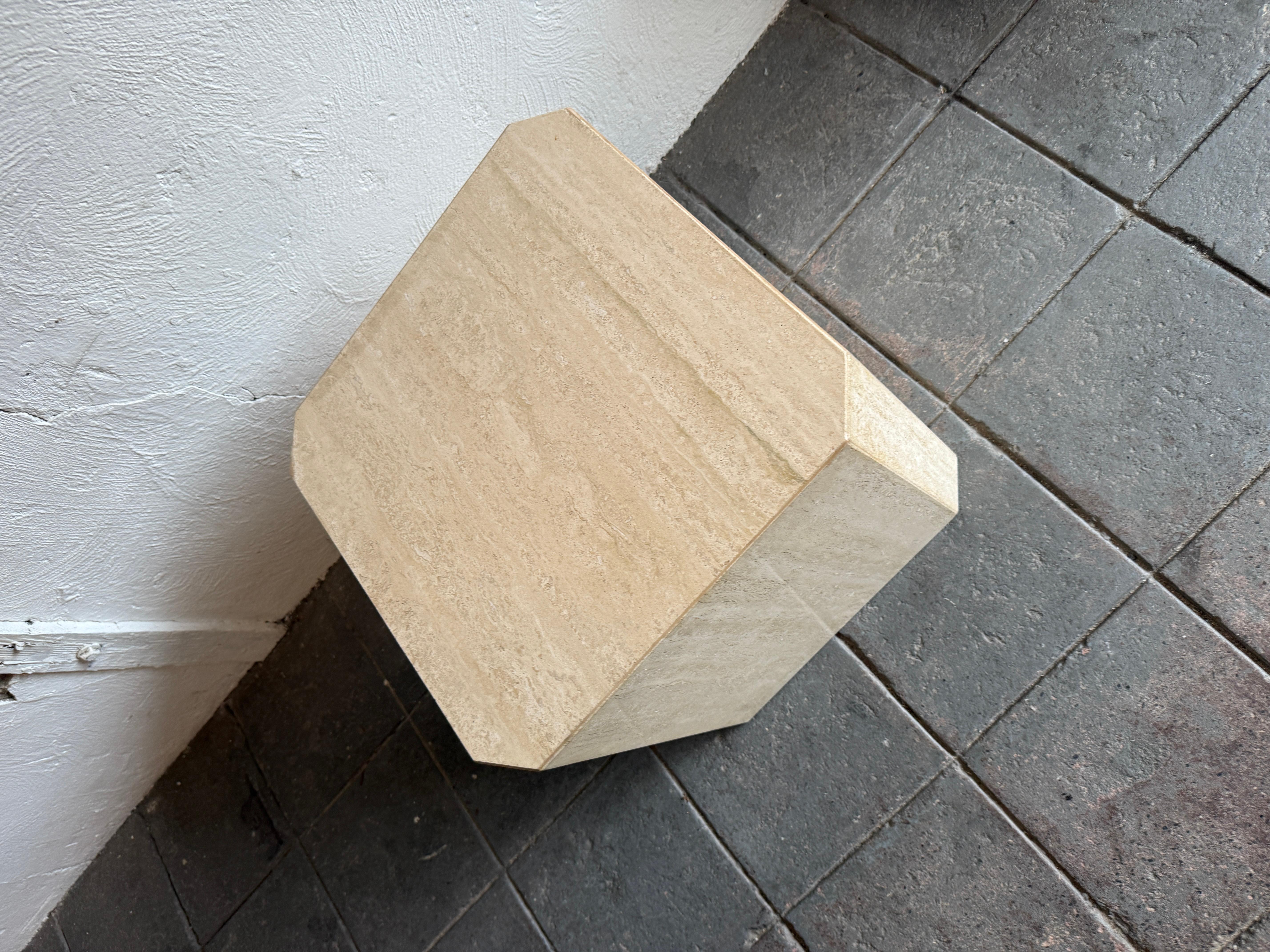 Fine XX secolo Pair of Travertine Square Cube Post Modern side end tables nightstands in vendita