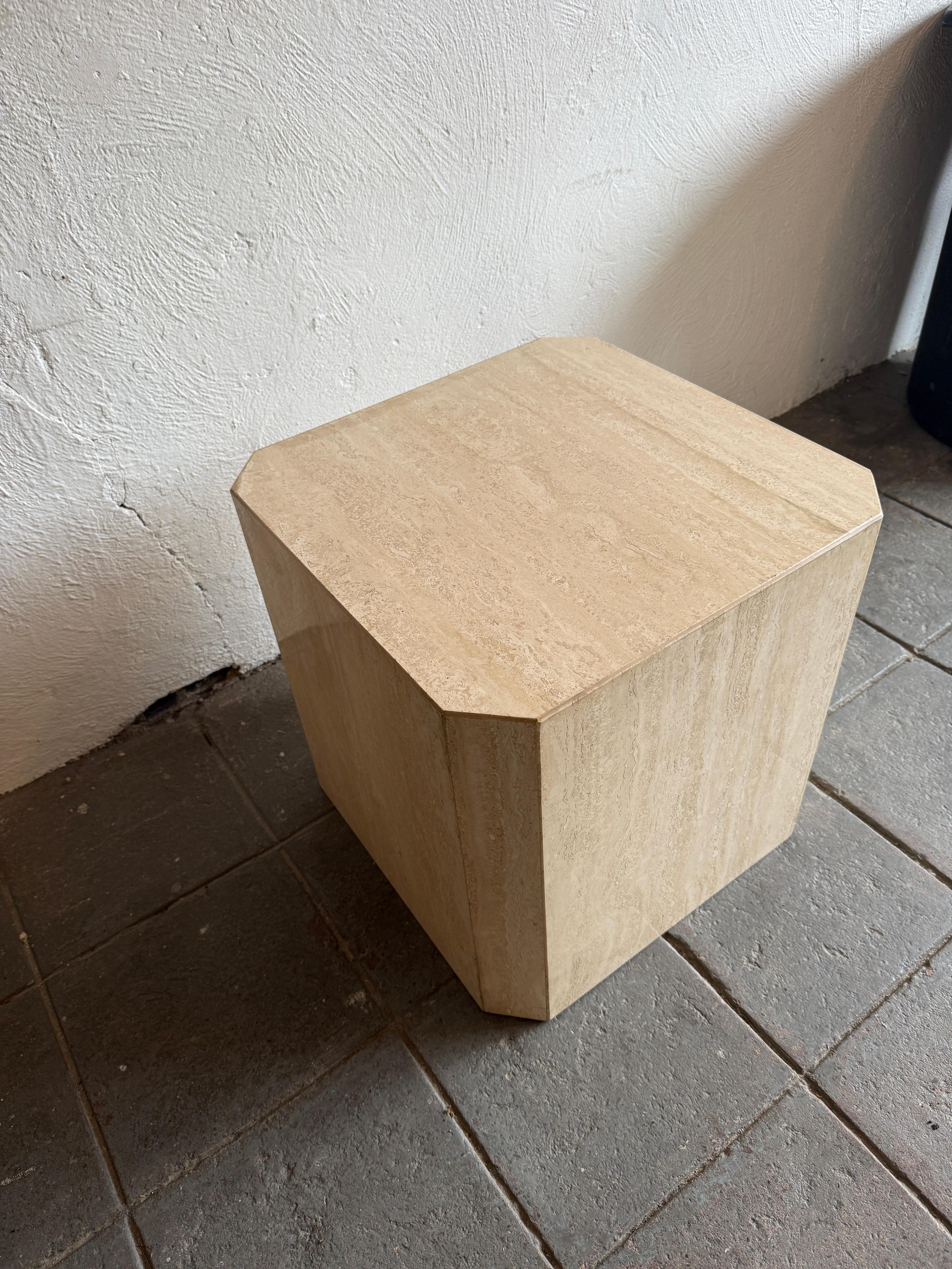 Travertino Pair of Travertine Square Cube Post Modern side end tables nightstands in vendita