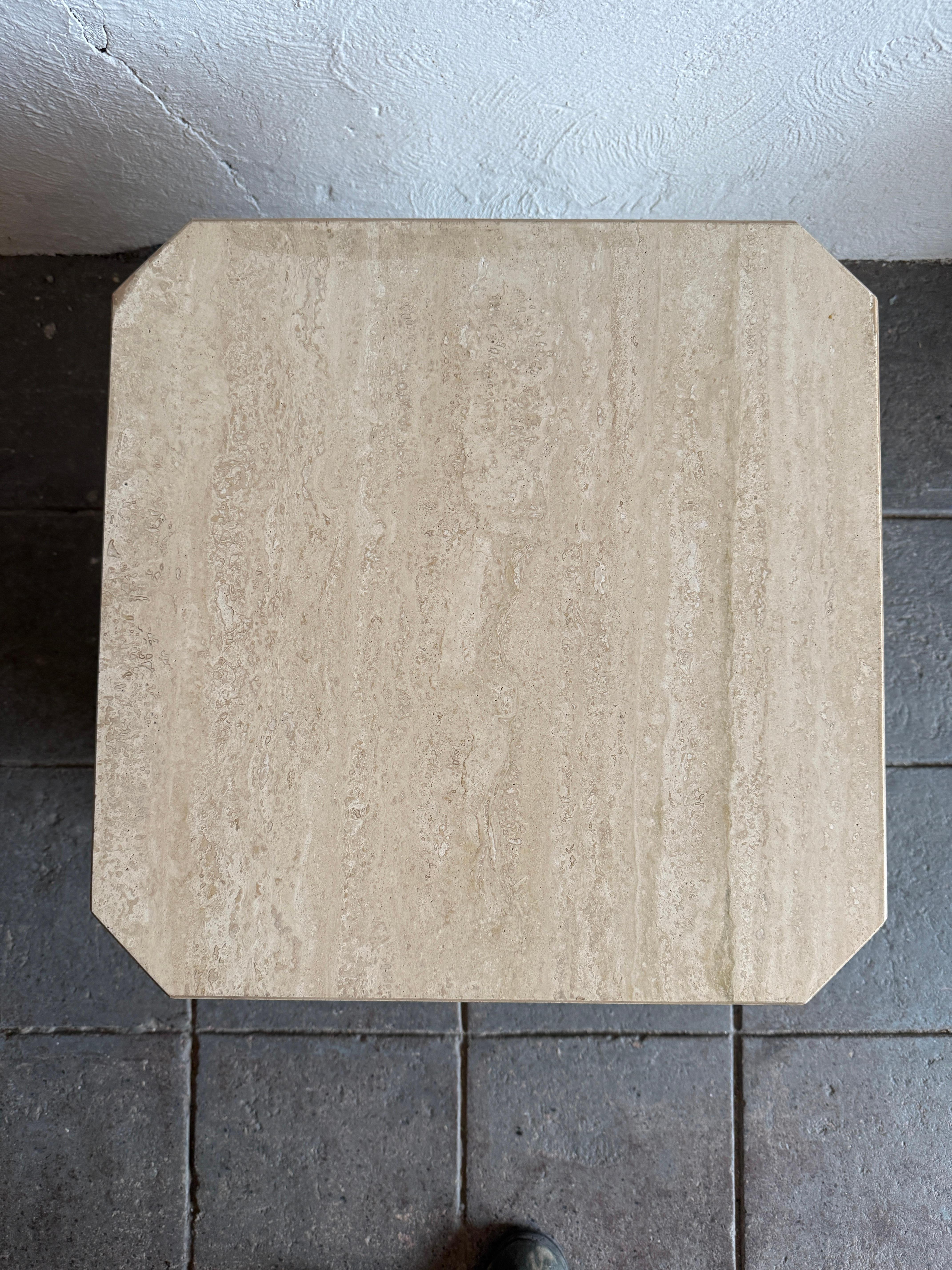 Pair of Travertine Square Cube Post Modern side end tables nightstands in vendita 1
