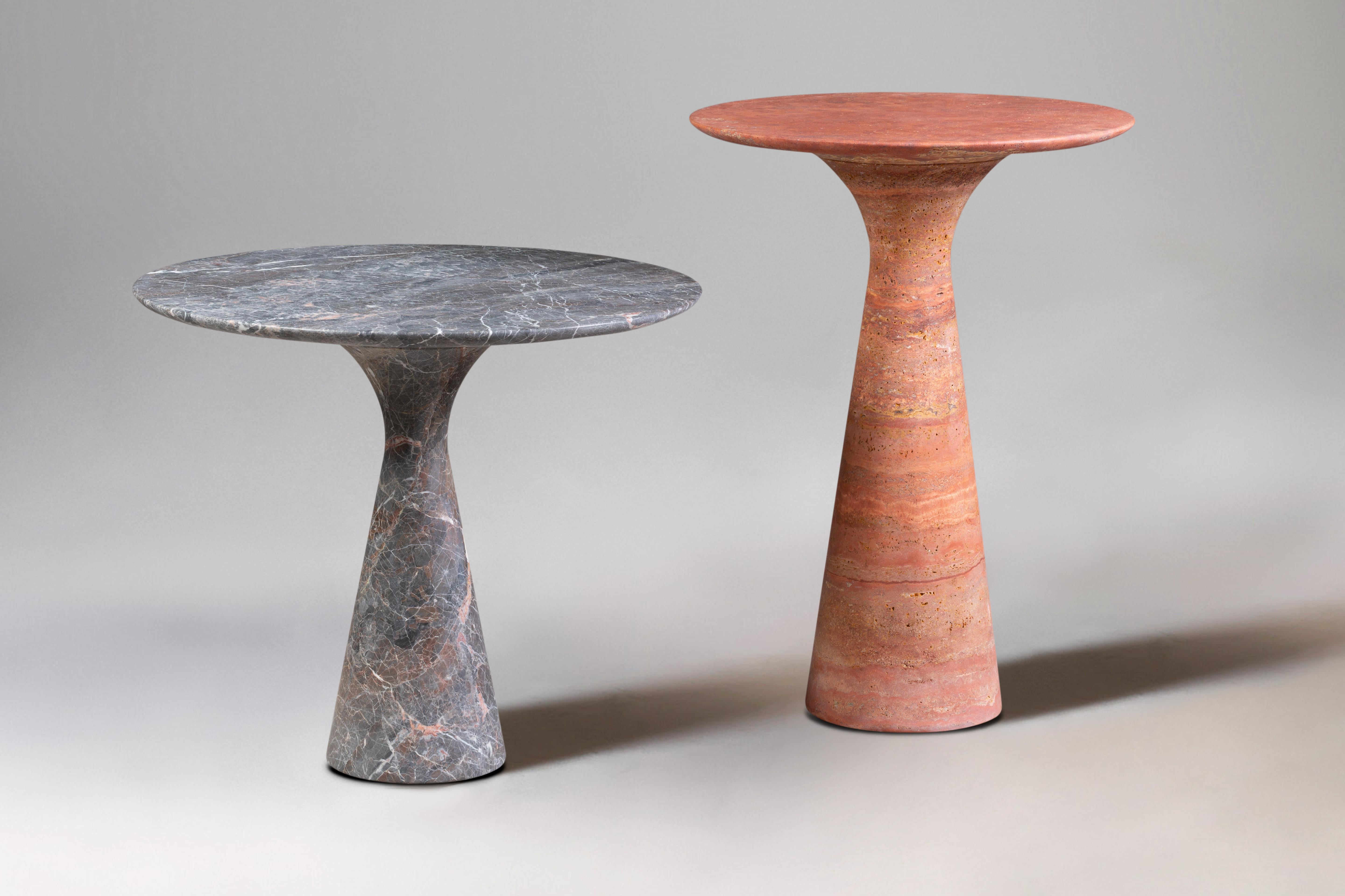 Postmoderne Paire de tables d'appoint contemporaines raffinées en marbre Travertino Rosso en vente