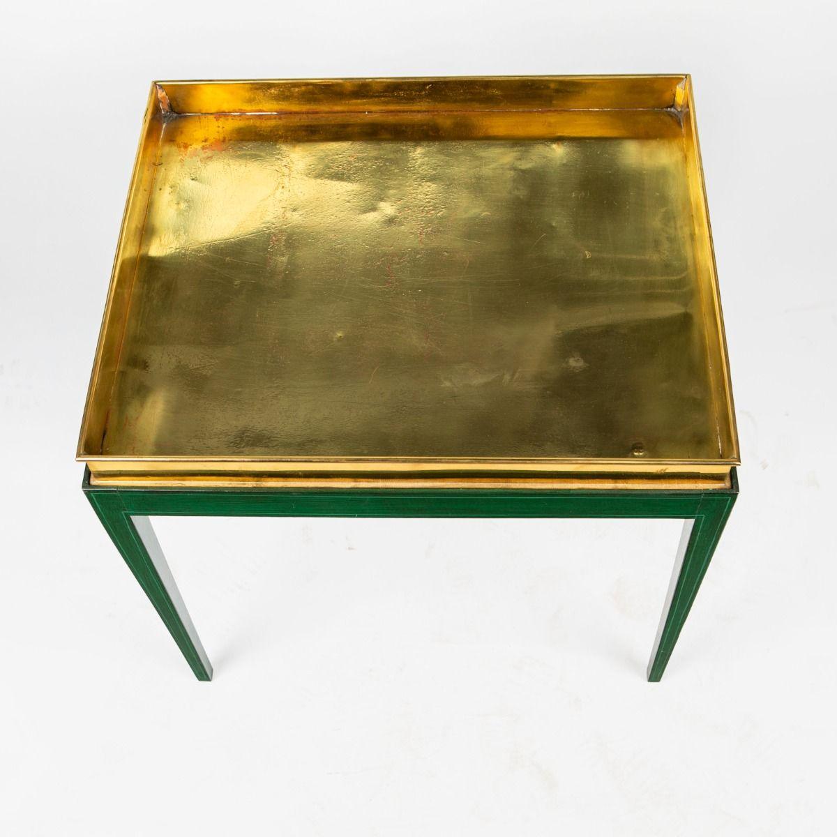 Paire de tables à plateaux avec plateaux en laiton et bases vertes en vente 2