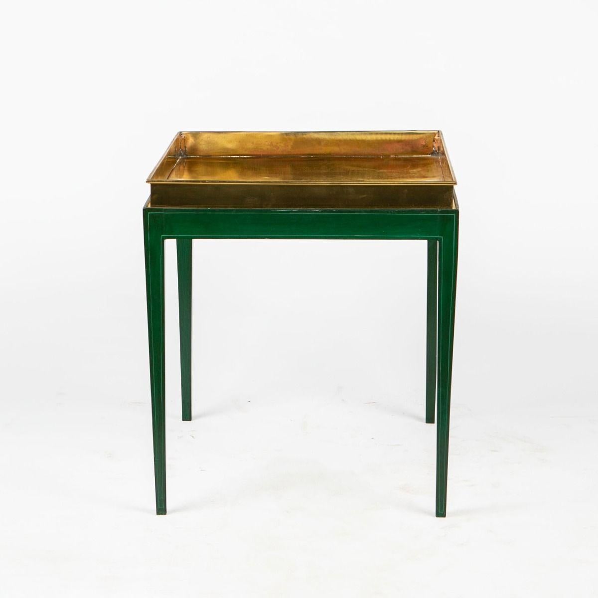 Paire de tables à plateaux avec plateaux en laiton et bases vertes en vente 3
