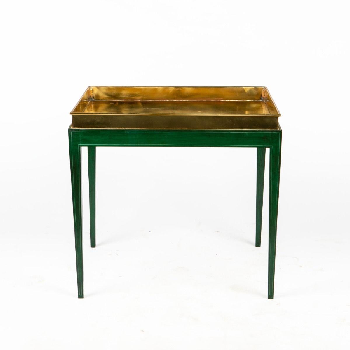 Paire de tables à plateaux avec plateaux en laiton et bases vertes en vente 4