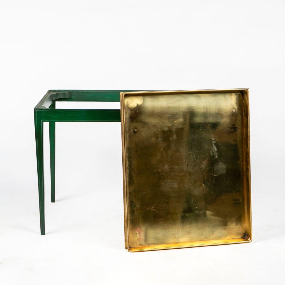 Paire de tables à plateaux avec plateaux en laiton et bases vertes en vente 5