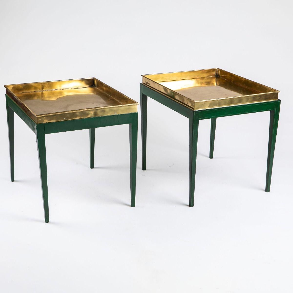 Paire de tables à plateaux avec des plateaux en laiton patiné reposant sur des bases laquées vertes. Les tables présentent de légères différences de taille, ce qui souligne leur qualité artisanale.

Probablement fabriqué par Lysberg, Hansen & Therp,