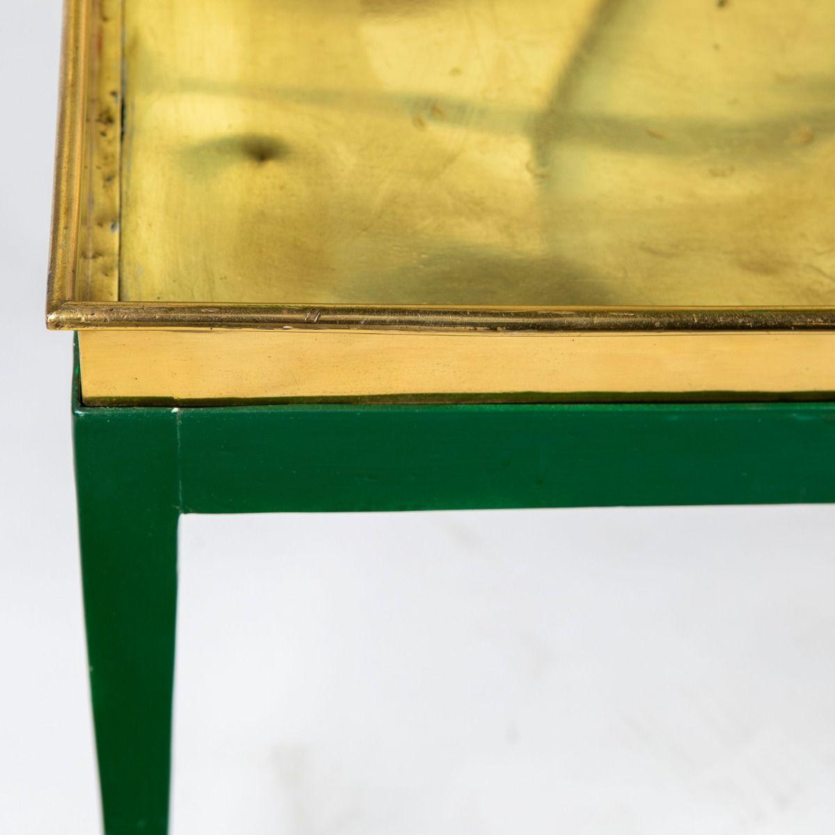Moderne Paire de tables à plateaux avec plateaux en laiton et bases vertes en vente