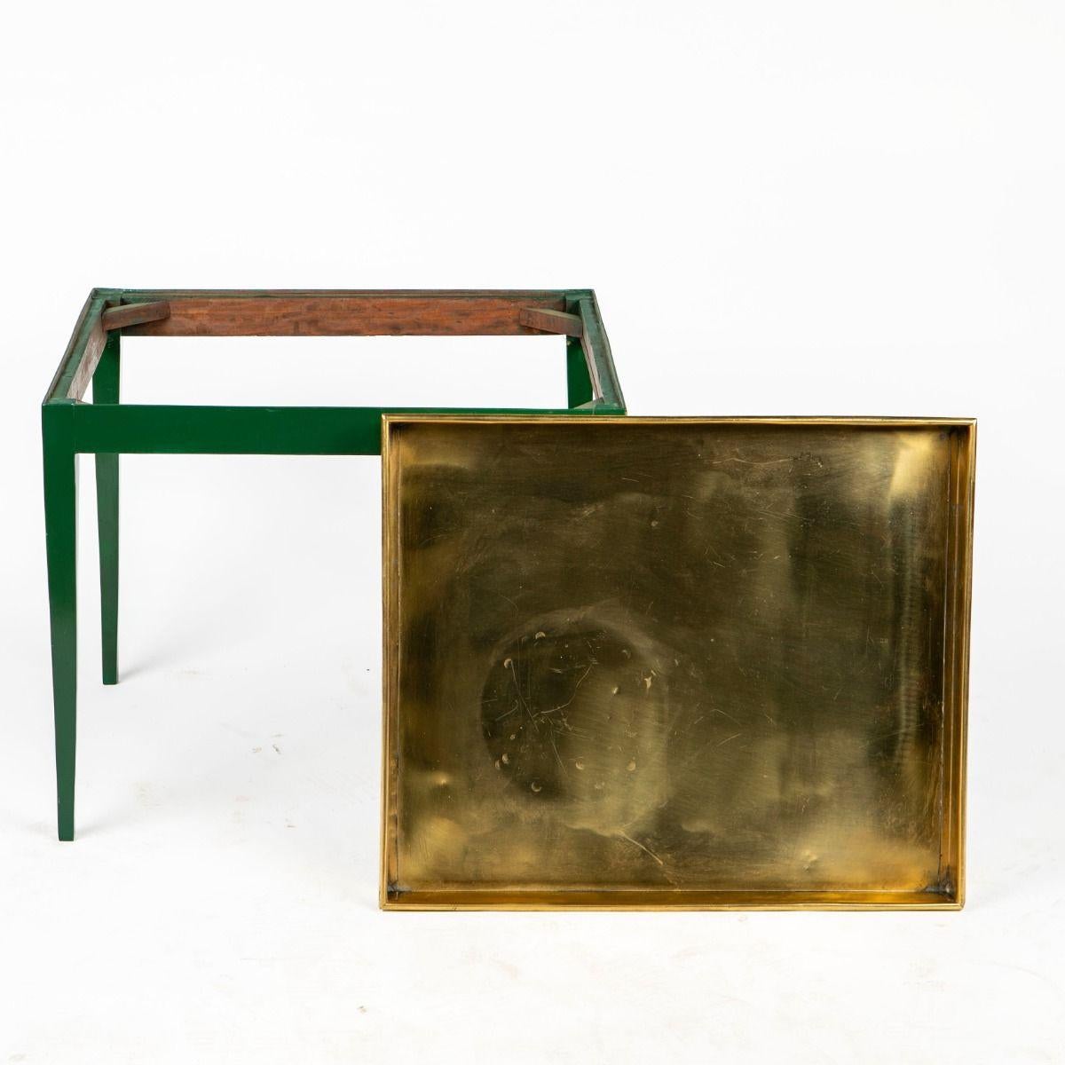 Peint Paire de tables à plateaux avec plateaux en laiton et bases vertes en vente