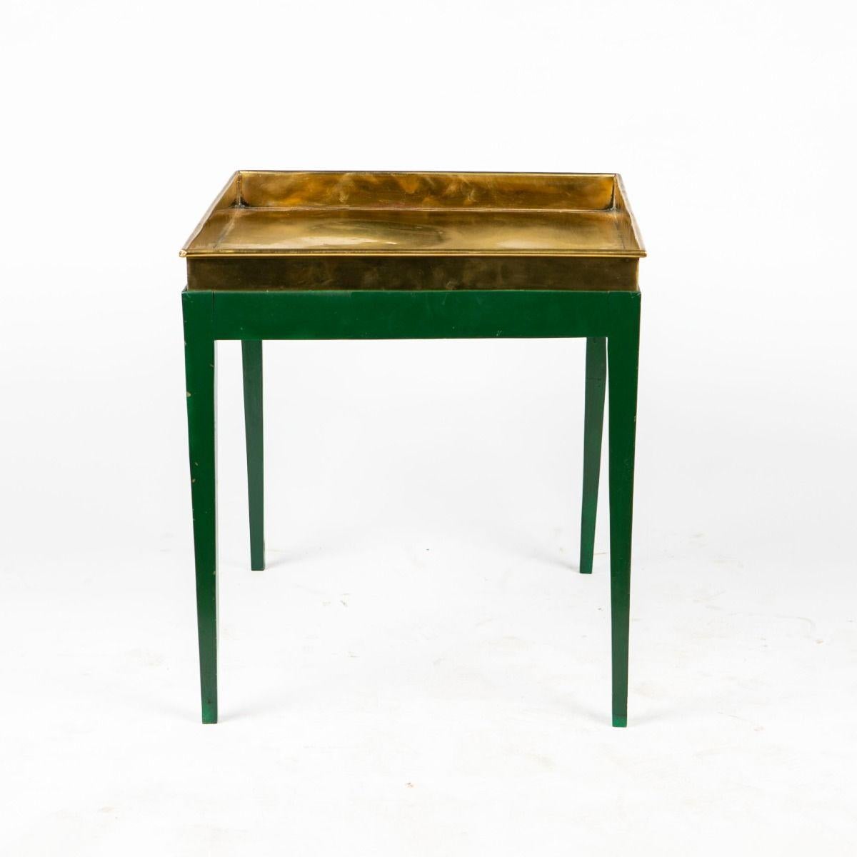 20ième siècle Paire de tables à plateaux avec plateaux en laiton et bases vertes en vente