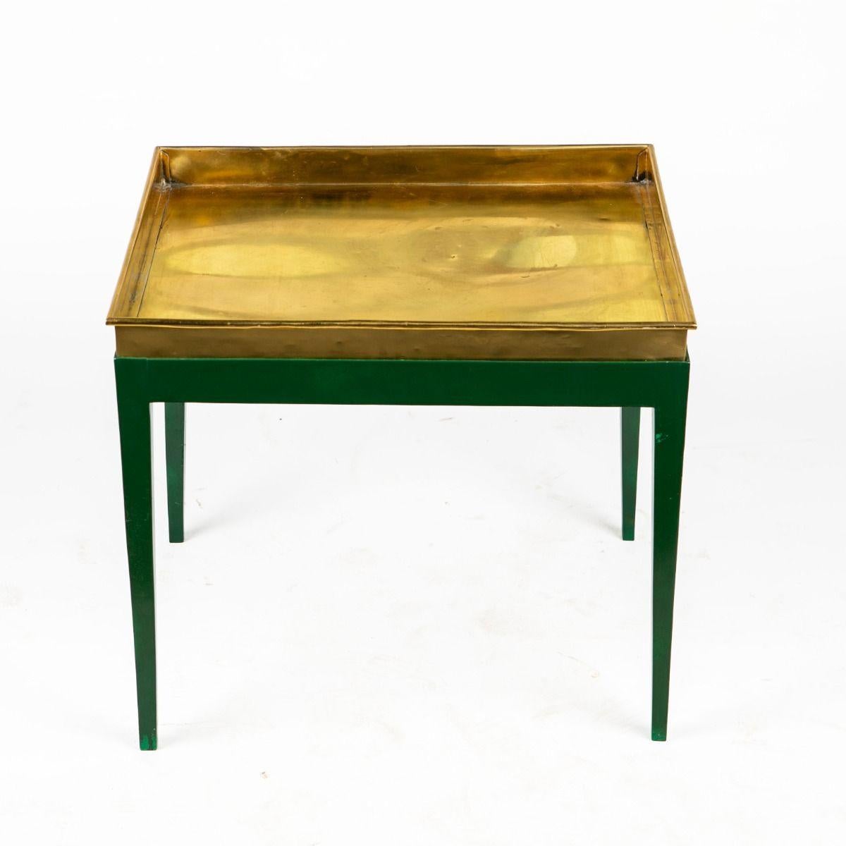 Laiton Paire de tables à plateaux avec plateaux en laiton et bases vertes en vente
