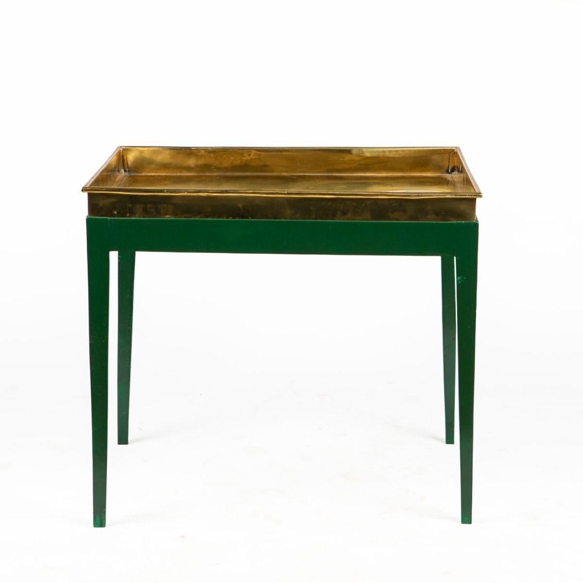 Paire de tables à plateaux avec plateaux en laiton et bases vertes en vente 1