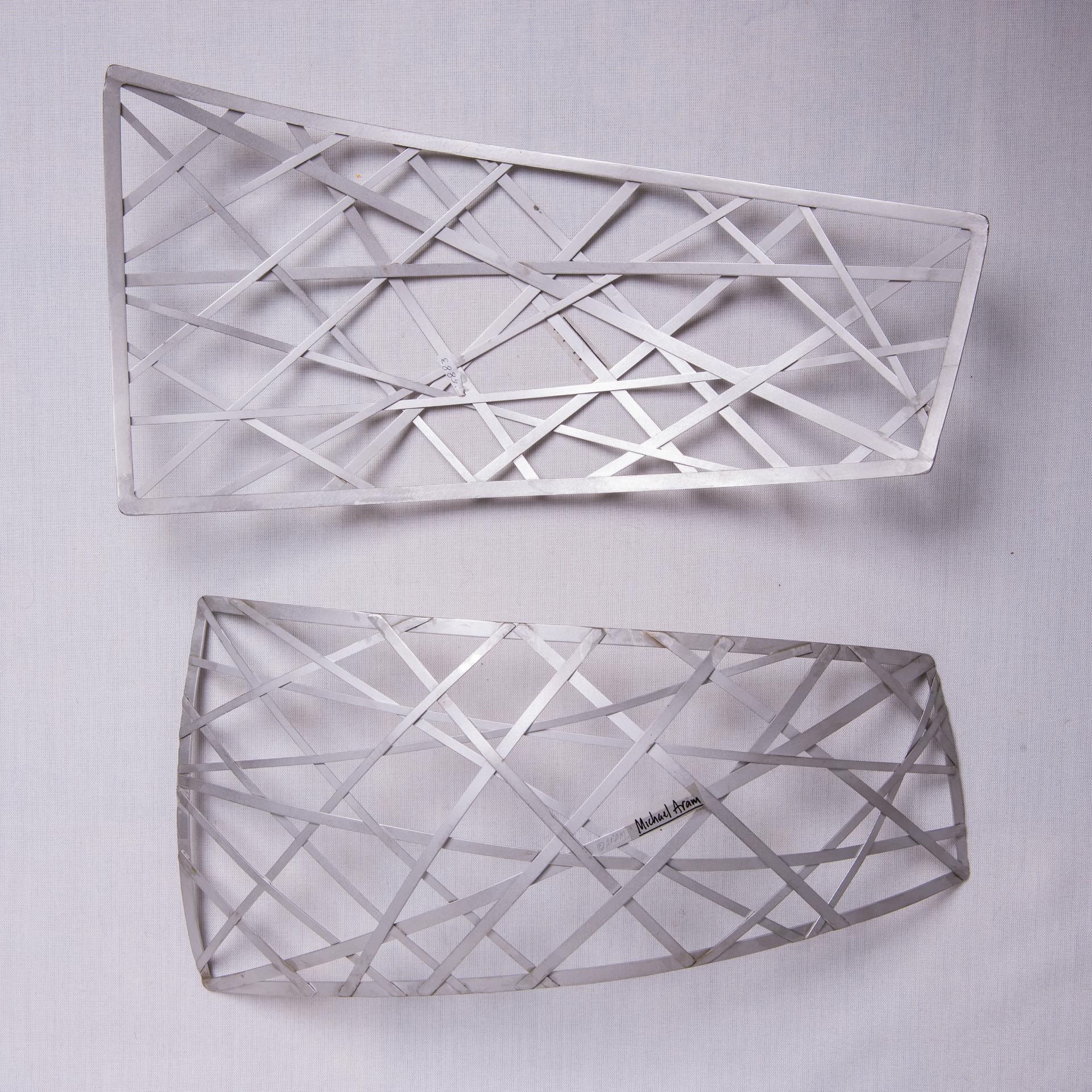 Pair of Criss Cross, the famous trays, dated some years ago, by Michael Aram . They are decorative trays in anodized aluminum (or steel ?), suitable for fruit or mail.
The price is for one.